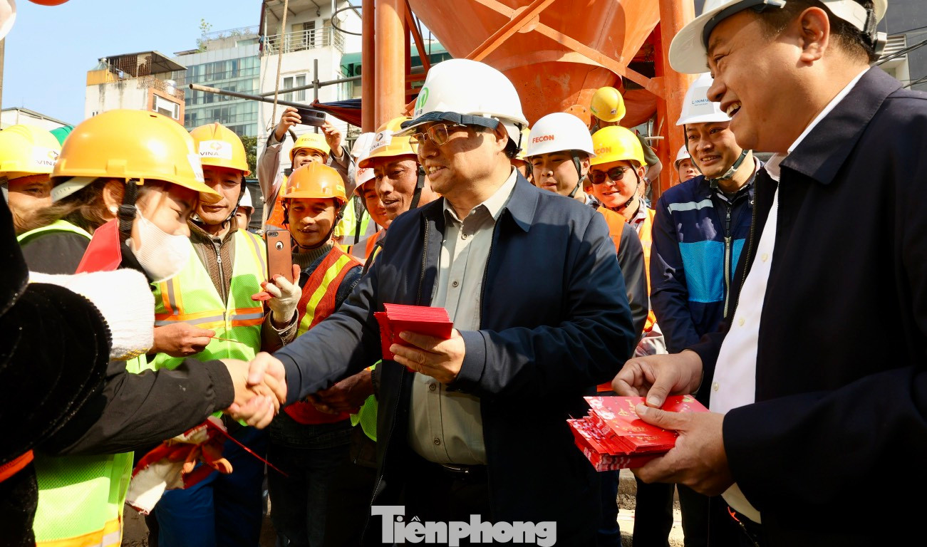 Thủ tướng Chính phủ Phạm Minh Chính và Chủ tịch Hà Nội Trần Sỹ Thanh chúc Tết cán bộ, công nhân, người lao động trên công trình.