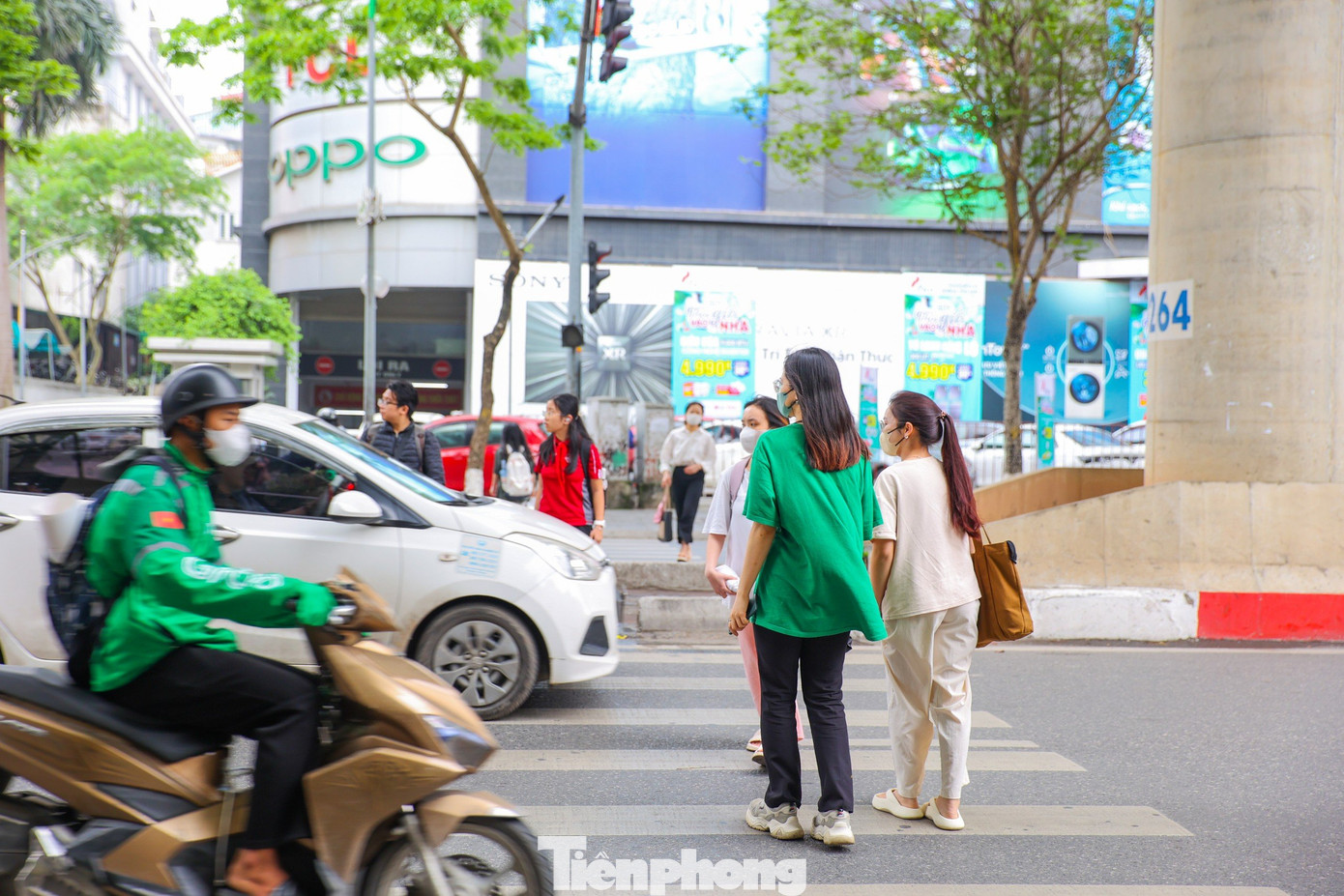 Theo ghi nhận của PV, tại các điểm có lắp đèn tín hiệu giao thông dành cho người đi bộ trên các tuyến đường, phố như: Xuân Thủy, Láng Hạ, Đinh Tiên Hoàng.., ít người dân sử dụng khi sang đường.
