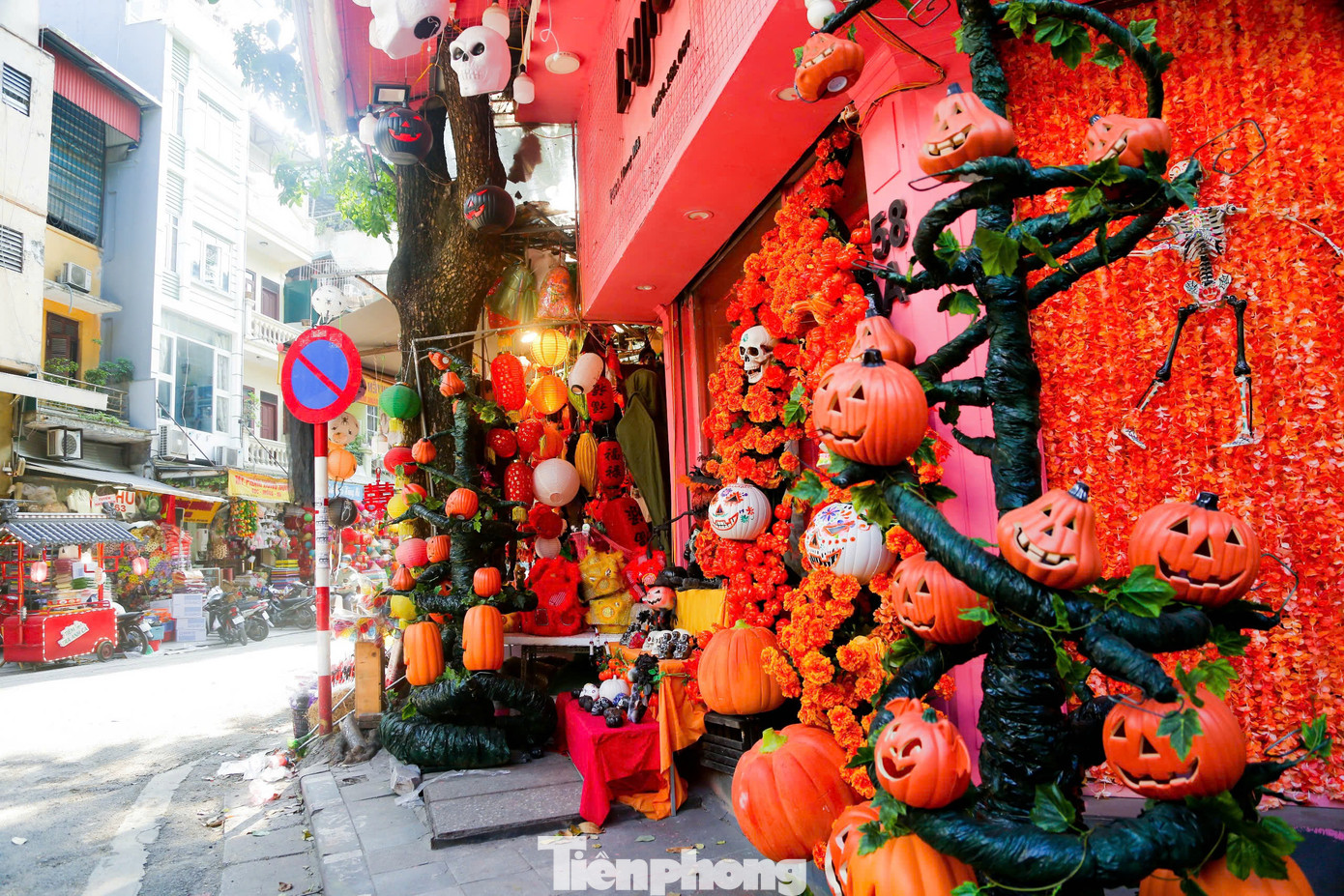 Nhiều loại đồ chơi, đồ trang trí truyền thống của ngày Halloween như bí ngô, nhện khổng lồ, hình nộm, bộ xương, lưỡi hái... được bày bán la liệt trên phố Hàng Mã. Nhiều loại đồ chơi, đồ trang trí truyền thống của ngày Halloween như bí ngô, nhện khổng lồ, hình nộm, bộ xương, lưỡi hái... được bày bán la liệt trên phố Hàng Mã.