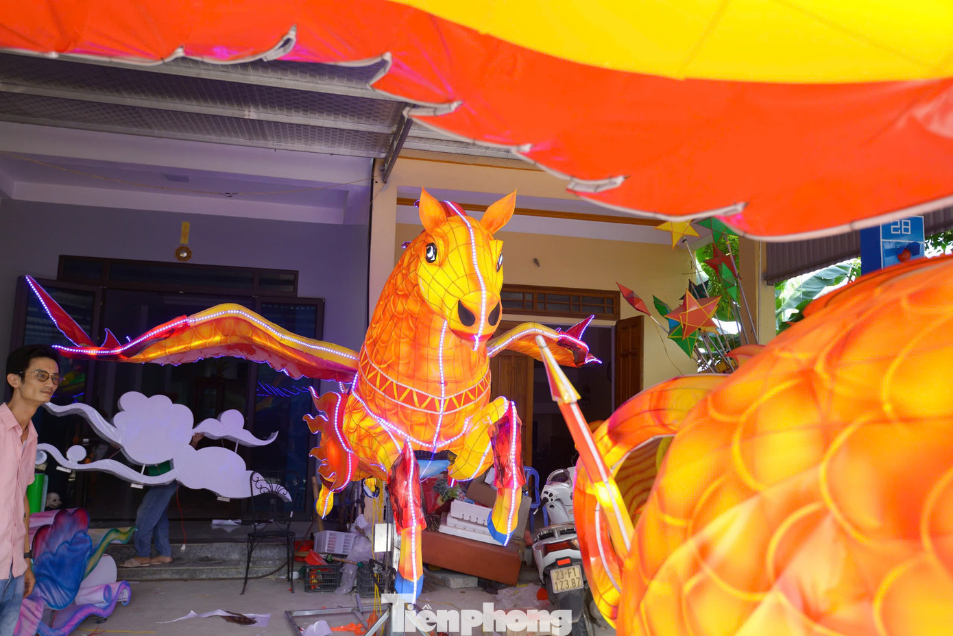 "Khi nhìn vào những mô hình đèn Trung thu phải toát lên sự gần gũi, thân thiện. Những con thú thường sẽ có độ tinh nghịch nên nét vẽ các bộ phận như tay, chân, mắt, mũi… cần cố gắng làm cho nó giống nhất có thể so với ngoài đời. Đôi khi mình có thể nhấn nhá, cách điệu nhưng cuối cùng quan trọng nhất vẫn là cái hồn cốt...”, kiến trúc sư Vũ Hoàng Châu cho biết.