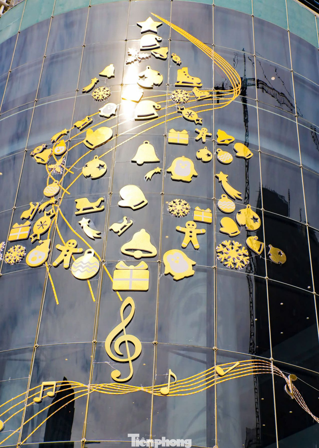 Khu trung tâm thương mại ở phố Nguyễn Chí Thanh nổi bật với khuông nhạc trang trí trên sảnh kính của tòa thang máy cùng cây thông với sắc mầu vàng lộng lẫy.