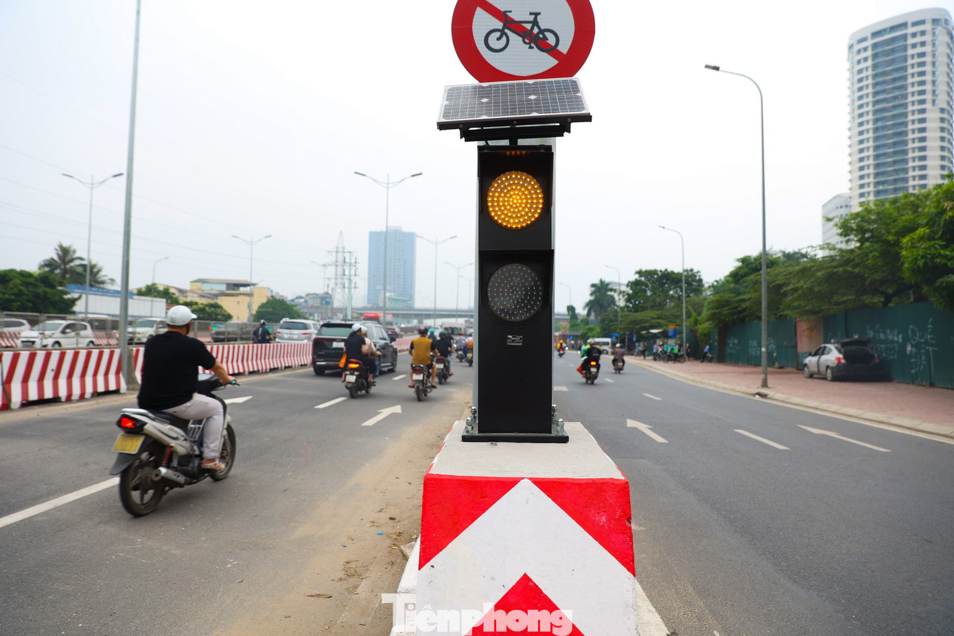 Theo phương án tổ chức giao thông do Sở Giao thông Vận tải Hà Nội công bố, cầu thép phía Hồ Tùng Mậu phục vụ ôtô và xe máy vượt qua nút giao Mai Dịch theo hướng Phạm Văn Đồng đi Phạm Hùng. Các phương tiện đi Phạm Văn Đồng sẽ theo hướng qua cầu thép hoặc đi thẳng qua nút giao theo chỉ dẫn của hệ thống đèn tín hiệu, vạch sơn và biển báo hiệu. Theo phương án tổ chức giao thông do Sở Giao thông Vận tải Hà Nội công bố, cầu thép phía Hồ Tùng Mậu phục vụ ôtô và xe máy vượt qua nút giao Mai Dịch theo hướng Phạm Văn Đồng đi Phạm Hùng. Các phương tiện đi Phạm Văn Đồng sẽ theo hướng qua cầu thép hoặc đi thẳng qua nút giao theo chỉ dẫn của hệ thống đèn tín hiệu, vạch sơn và biển báo hiệu.