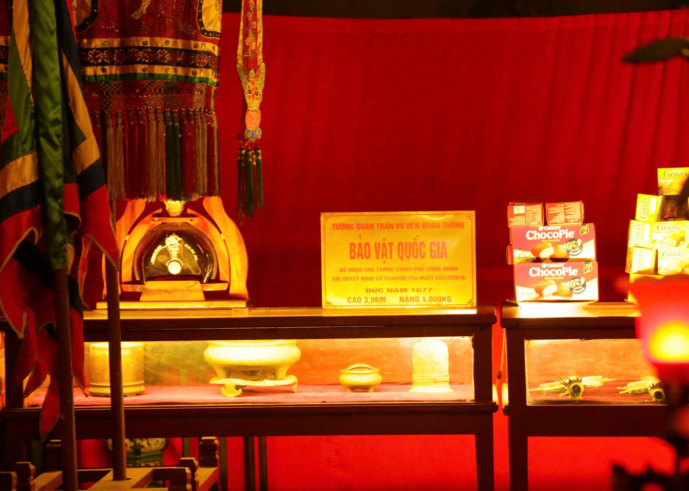 Trong đền còn lưu giữ nhiều bảo vật quốc gia.