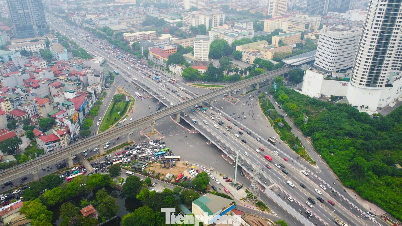 Hạng mục cầu vượt thép tại nút giao Mai Dịch thuộc dự án vành đai 3 trên cao Nam Thăng Long - Mai Dịch, có tổng mức đầu tư 342 tỷ đồng. Mỗi bên cầu thép rộng 7,7 m, bố trí một làn xe cơ giới rộng 3,5 m và một làn xe máy rộng 2,75 m. Người đi bộ, đi xe đạp, xe thô sơ bị cấm lên cầu. Hạng mục cầu vượt thép tại nút giao Mai Dịch thuộc dự án vành đai 3 trên cao Nam Thăng Long - Mai Dịch, có tổng mức đầu tư 342 tỷ đồng. Mỗi bên cầu thép rộng 7,7 m, bố trí một làn xe cơ giới rộng 3,5 m và một làn xe máy rộng 2,75 m. Người đi bộ, đi xe đạp, xe thô sơ bị cấm lên cầu.