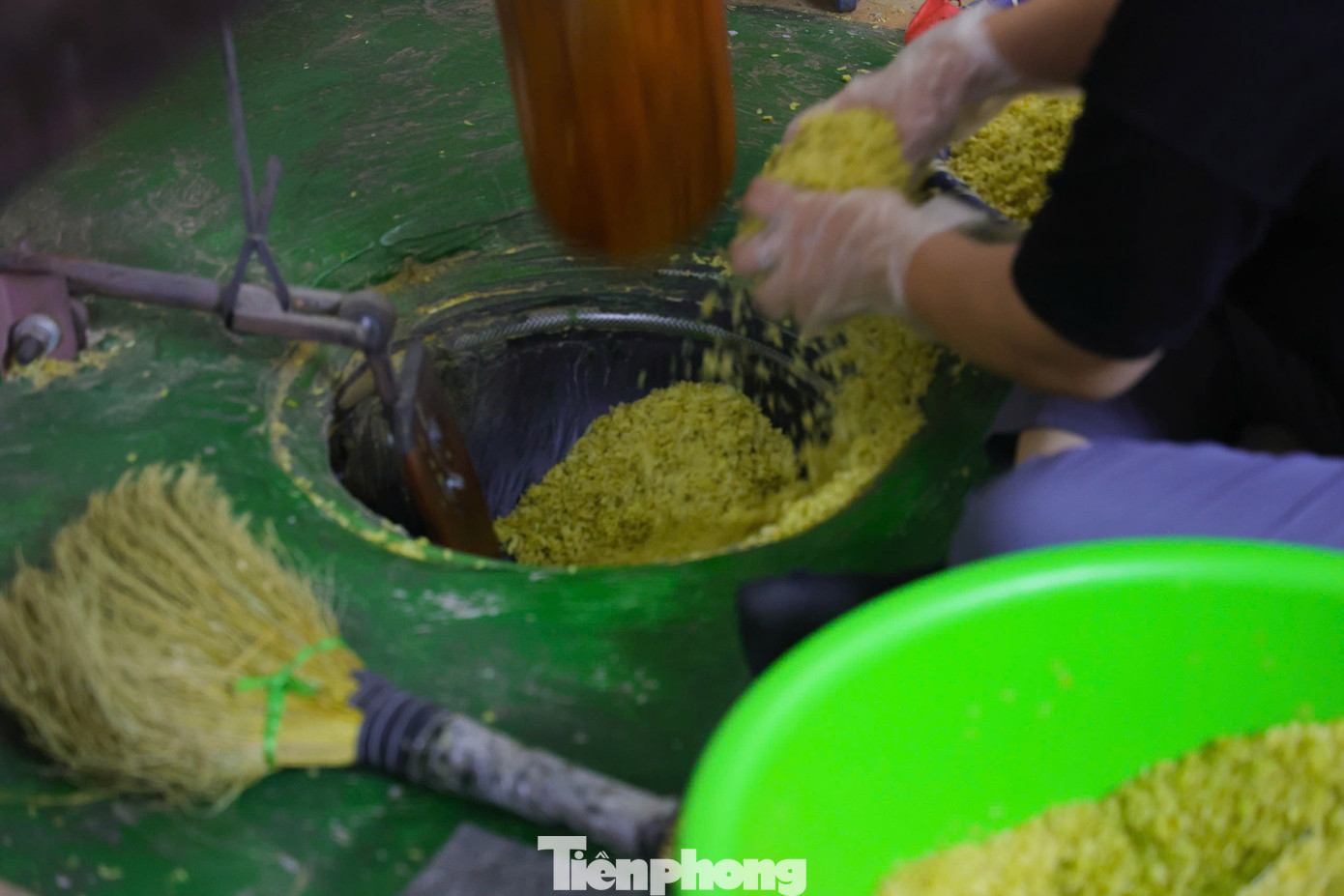 Chất lượng cốm đầu ra chủ yếu phụ thuộc vào quy trình làm cốm cầu kỳ, tỉ mỉ mà người Mễ Trì đã nắm tường tận. Quy trình làm ra cốm cũng lắm công đoạn, gồm rang, sàng sẩy, giã... Từ lúc bắt đầu cho đến khi làm ra mẻ cốm non mất khoảng 4-5 tiếng trở lên. "Bí quyết để làm ra những mẻ cốm ngon bắt đầu từ khâu chọn thời điểm gặt lúa. Khi lúa đến thì con gái, phải thăm lúa liên tục xem thời điểm nào hạt thóc chớm đông sữa thì gặt về. Một tạ thóc, tùy theo độ ngon của hạt thóc sẽ thu được 17-18 kg cốm thành phẩm", chị Tú Lan cho hay.