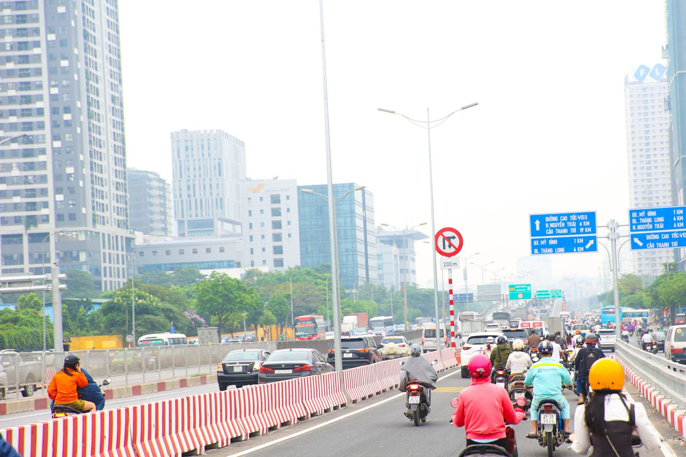 Thời điểm 8h sáng , các phương tiện di chuyển qua nút giao thông này khá đông đúc, tuy nhiên không xảy ra tình trạng tắc nghẽn, ùn ứ. Thời điểm 8h sáng , các phương tiện di chuyển qua nút giao thông này khá đông đúc, tuy nhiên không xảy ra tình trạng tắc nghẽn, ùn ứ.