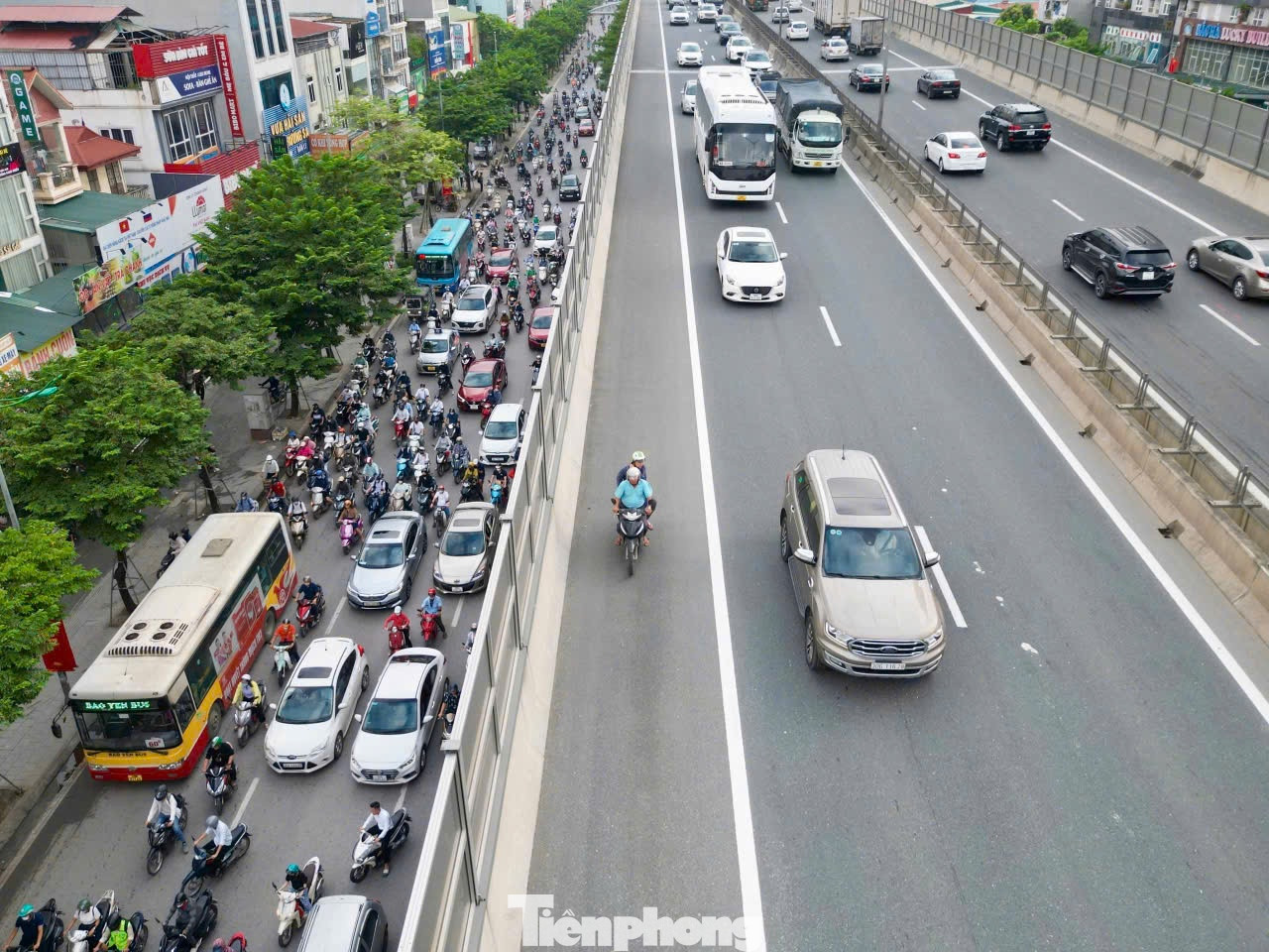 Ghi nhận trong sáng 26/8, chỉ ít phút sau khi sử dụng flycam hỗ trợ, tổ CSGT đã phát hiện một số trường hợp người điều khiển xe máy đi vào đường cao tốc, cũng như các xe khách lưu thông đón trả khách không đúng nơi quy định, mở cửa khi xe đang chạy.