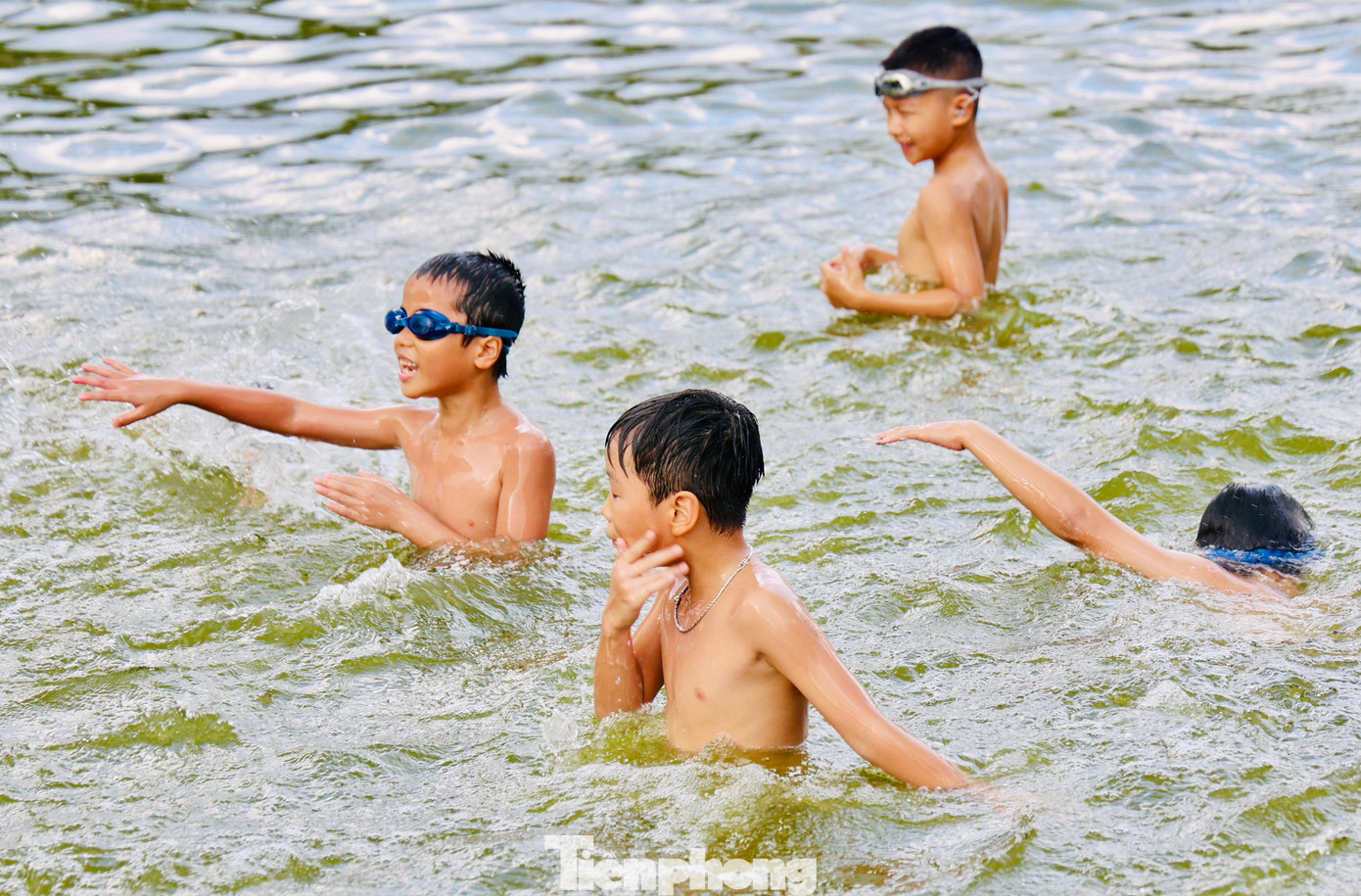 Cũng chính nhờ "ao làng hóa bể bơi khổng lồ" này mà nhiều trẻ em đã biết bơi, nâng cao kỹ năng phòng chống đuối nước, đồng thời mang lại cảnh quan xanh, sạch, đẹp cho làng quê. Cũng chính nhờ "ao làng hóa bể bơi khổng lồ" này mà nhiều trẻ em đã biết bơi, nâng cao kỹ năng phòng chống đuối nước, đồng thời mang lại cảnh quan xanh, sạch, đẹp cho làng quê.