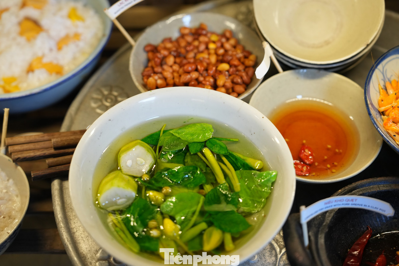 Cùng đó là mô hình một số món ăn đặc trưng trong bữa cơm gia đình thời bao cấp.