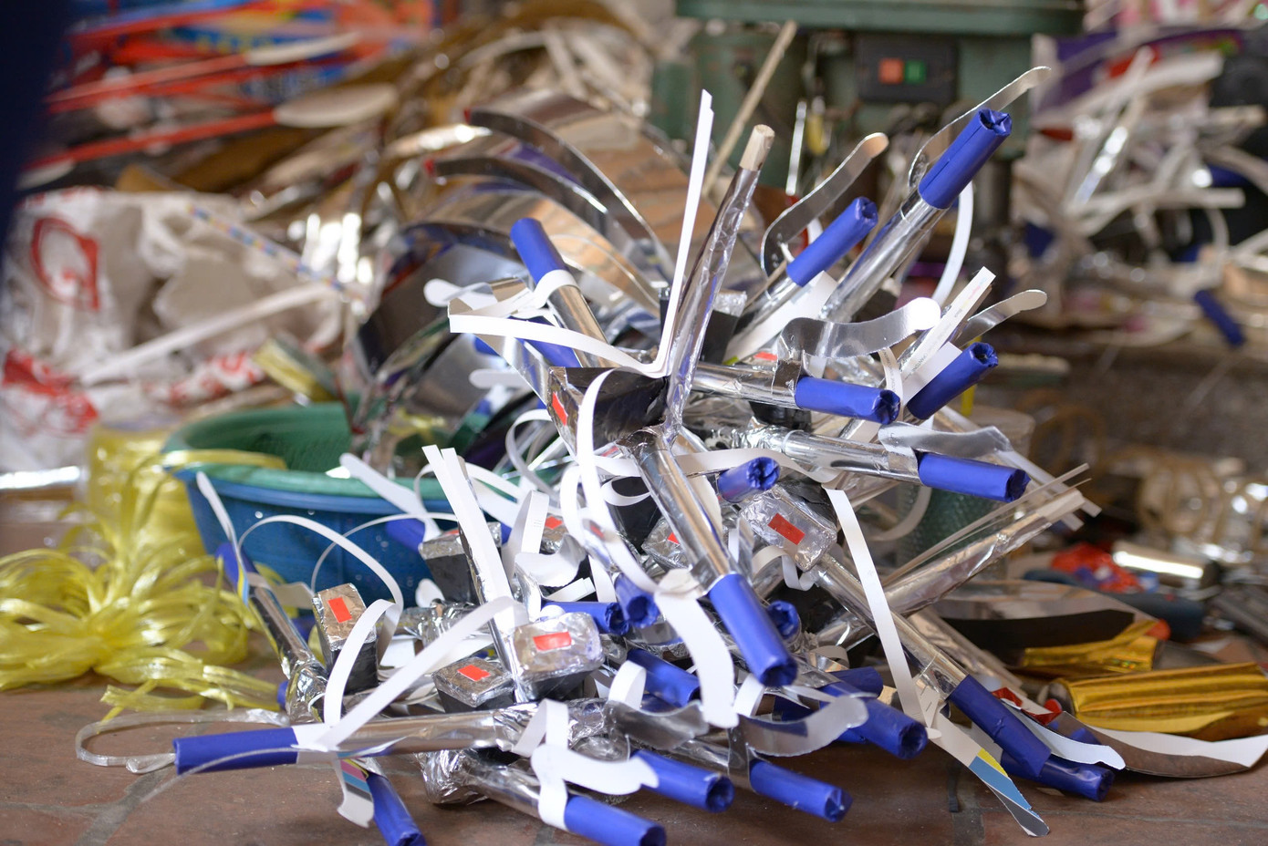 Gia đình chị Vân, chủ một cơ sở sản xuất vàng mã cho hay: "Trần sao âm vậy nên ở đây không thiếu thứ gì, hàng gì cũng có từ biệt thự, iphone đến xe đạp. Những loại hàng độc, lạ thì phải đặt trước, còn hàng thông thường thì luôn có sẵn". Gia đình chị Vân, chủ một cơ sở sản xuất vàng mã cho hay: "Trần sao âm vậy nên ở đây không thiếu thứ gì, hàng gì cũng có từ biệt thự, iphone đến xe đạp. Những loại hàng độc, lạ thì phải đặt trước, còn hàng thông thường thì luôn có sẵn".