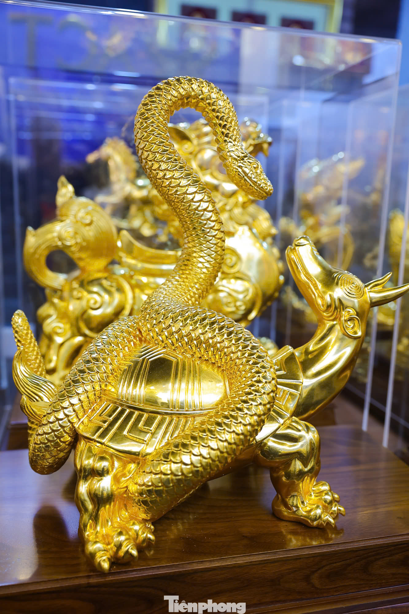 Phục vụ nhu cầu khách hàng dịp Tết Nguyên đán Ất Tỵ, nhiều cơ sở sản xuất đã nhanh chóng chế tác các sản phẩm quà tặng cao cấp như tranh chữ 3D, tượng linh vật rắn dát vàng 24K...