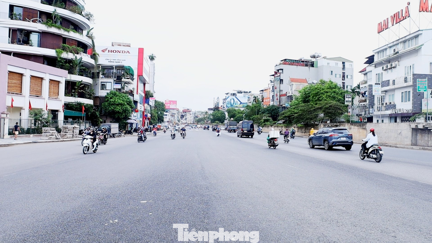 Hiện tại, toàn bộ hàng rào và máy móc thi công trên đường Âu Cơ đoạn Yên Phụ - đến nút giao Xuân Diệu đã được dỡ bỏ, lòng đường từ 2 làn xe cơ giới trước đây nay đã được mở rộng từ 16,5 đến 21 mét - tương đương 4 làn xe cơ giới.