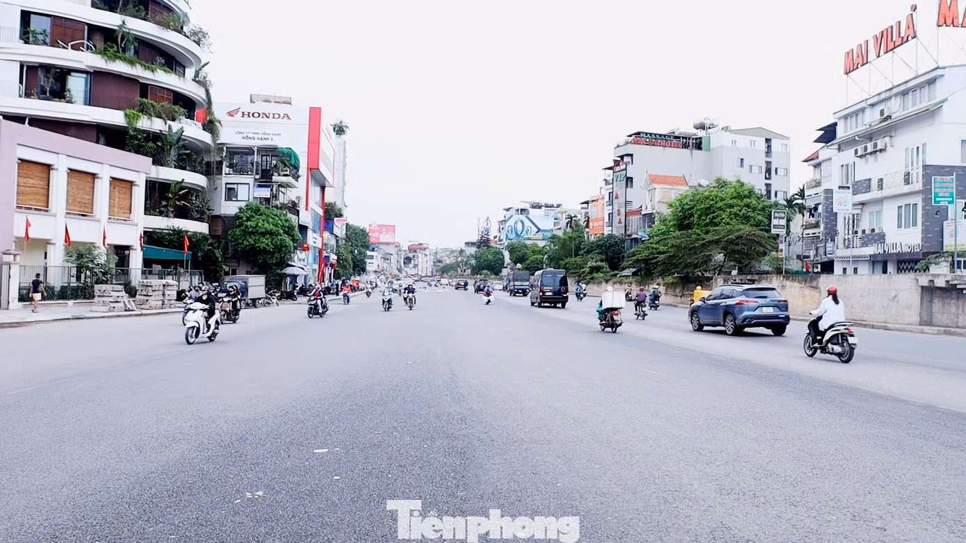 Hiện tại, toàn bộ hàng rào và máy móc thi công trên đường Âu Cơ đoạn Yên Phụ - đến nút giao Xuân Diệu đã được dỡ bỏ, lòng đường từ 2 làn xe cơ giới trước đây nay đã được mở rộng từ 16,5 đến 21 mét - tương đương 4 làn xe cơ giới.