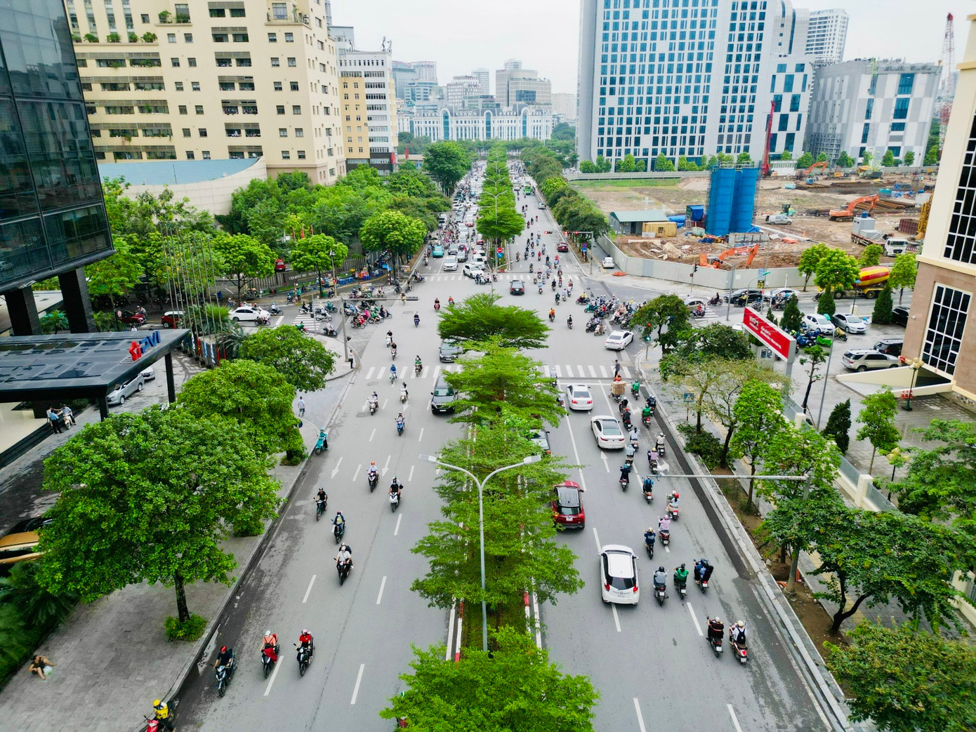 Trước đó, việc lắp đặt thiết bị tại 2 nút giao thông thí điểm trên đường Phạm Văn Bạch, quận Cầu Giấy (nút giao Hoàng Quán Chi và ngõ 9) đã hoàn thiện, bao gồm hệ thống đèn tín hiệu giao thông, camera hỗ trợ xử phạt, camera đo đếm lưu lượng, camera đo tốc độ, biển VMS...