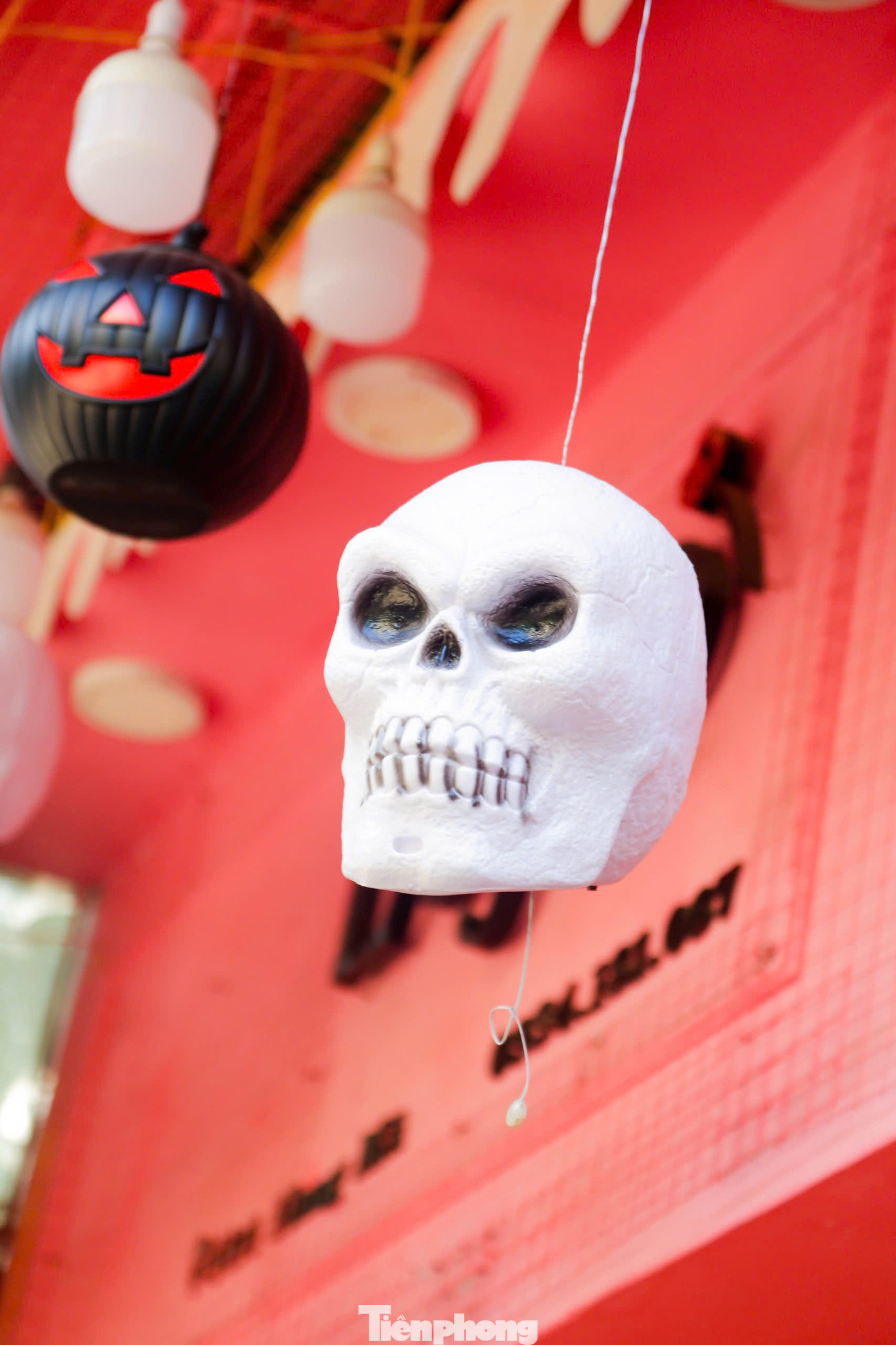 Những bộ trang phục đậm chất "ma quỷ'', đồ trang trí kinh dị treo lủng lẳng trên cành cây, tạo sự ghê rợn. Những bộ trang phục đậm chất "ma quỷ'', đồ trang trí kinh dị treo lủng lẳng trên cành cây, tạo sự ghê rợn.