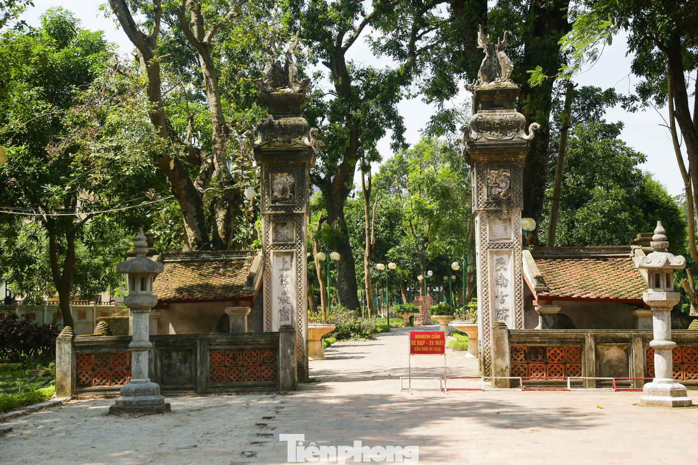 Được xây dựng năm 1065 trên một khu gò đất cao thuộc vùng đất của trại Thủ Lệ, là nơi thờ Hoàng tử Linh Lang con vua Lý Thái Tông và bà phi thứ chín Dương Thị Quang. Hoàng tử Linh Lang là người có công trong cuộc kháng chiến chống quân Tống xâm lược và đã hy sinh trên phòng tuyến sông Cầu năm 1076, sau khi mất được người dân Thủ Lệ lập đền thờ và được nhà vua sắc phong là Linh Lang đại vương thượng đẳng phúc.