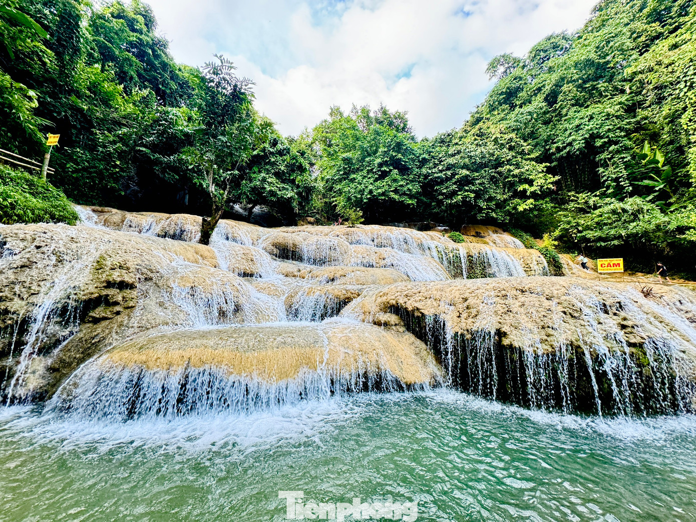 Dòng nước mát lành theo 9 bậc thác lớn, nối liền nhau chảy xuống tựa như những tầng mây bồng bềnh, mềm mại ở chốn bồng lai tiên cảnh. Đây cũng là một trong những nét độc đáo góp phần làm nên “thương hiệu” của thác Mây.