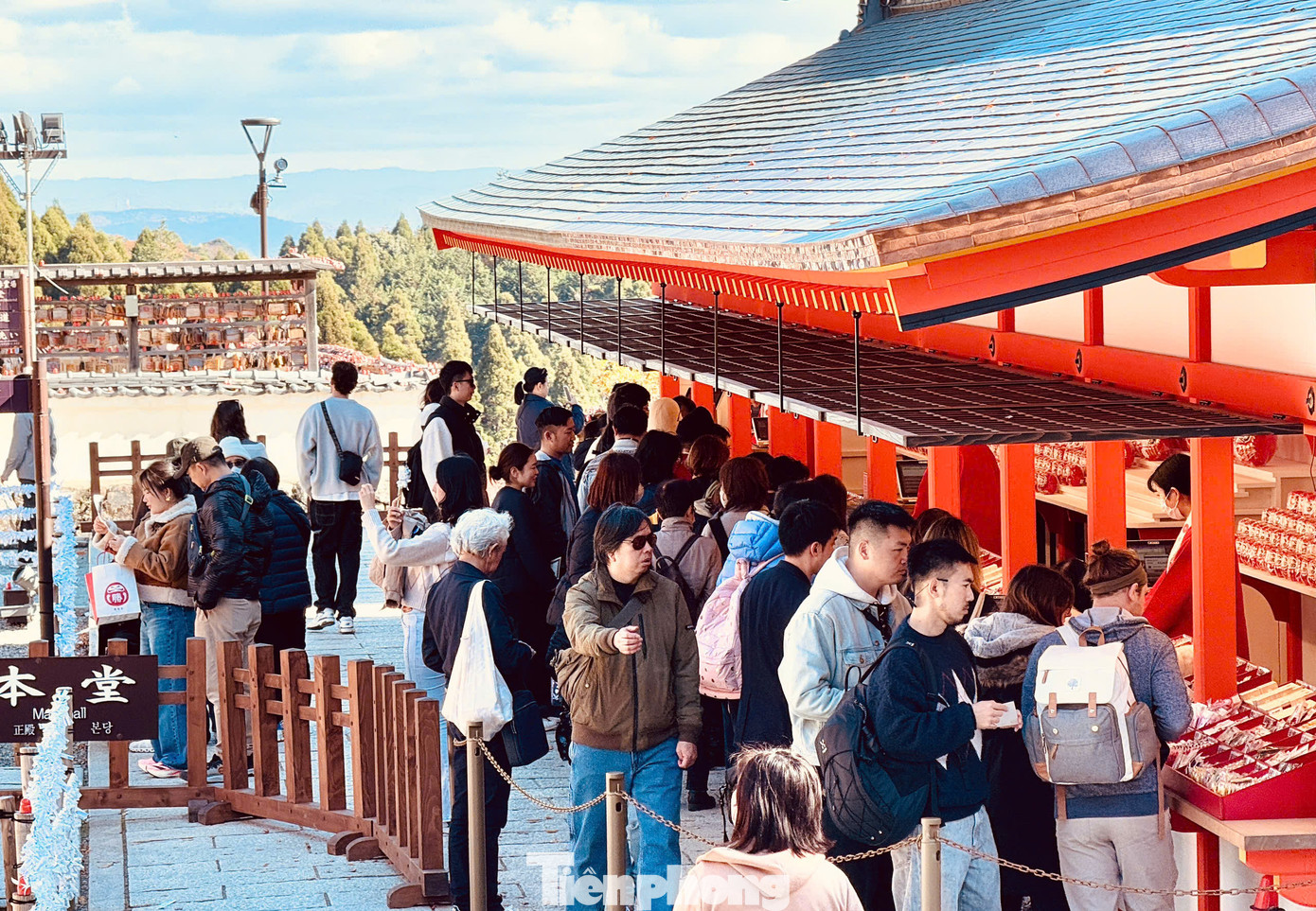 Quầy bán đồ lưu niệm búp bê trong chùa luôn chật kín du khách xếp hàng mua. Theo quan niệm của người Nhật, khi mua búp bê Daruma sẽ ước một điều và vẽ một con mắt. Khi điều ước thành hiện thực, họ sẽ vẽ lên con mắt còn lại. Quầy bán đồ lưu niệm búp bê trong chùa luôn chật kín du khách xếp hàng mua. Theo quan niệm của người Nhật, khi mua búp bê Daruma sẽ ước một điều và vẽ một con mắt. Khi điều ước thành hiện thực, họ sẽ vẽ lên con mắt còn lại.