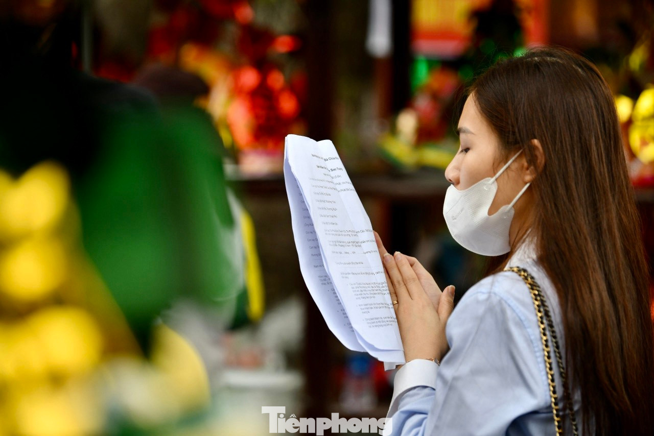 Nhiều người cúng lễ Rằm tháng Giêng cả ở nhà và ở chùa. Ảnh: Trọng Tài. Nhiều người cúng lễ Rằm tháng Giêng cả ở nhà và ở chùa. Ảnh: Trọng Tài.