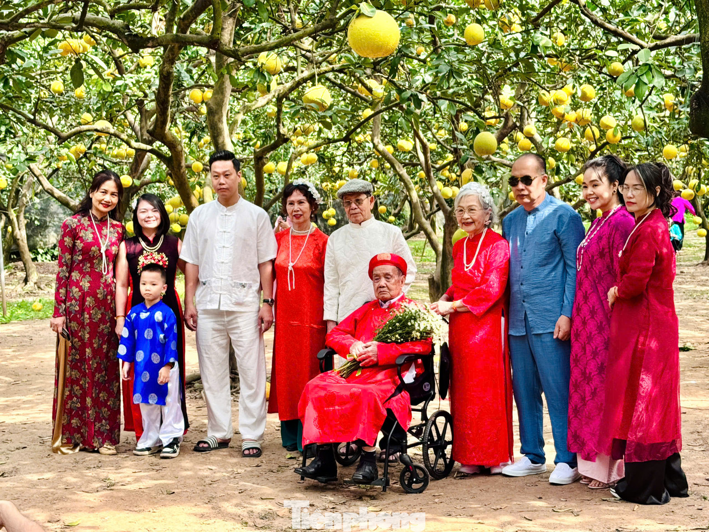 Nhiều gia đình cũng lựa chọn khung cảnh tuyệt đẹp nơi đây để lưu giữ khoảnh khắc trọng đại cho cả đại gia đình trong dịp kỷ niệm quan trọng.