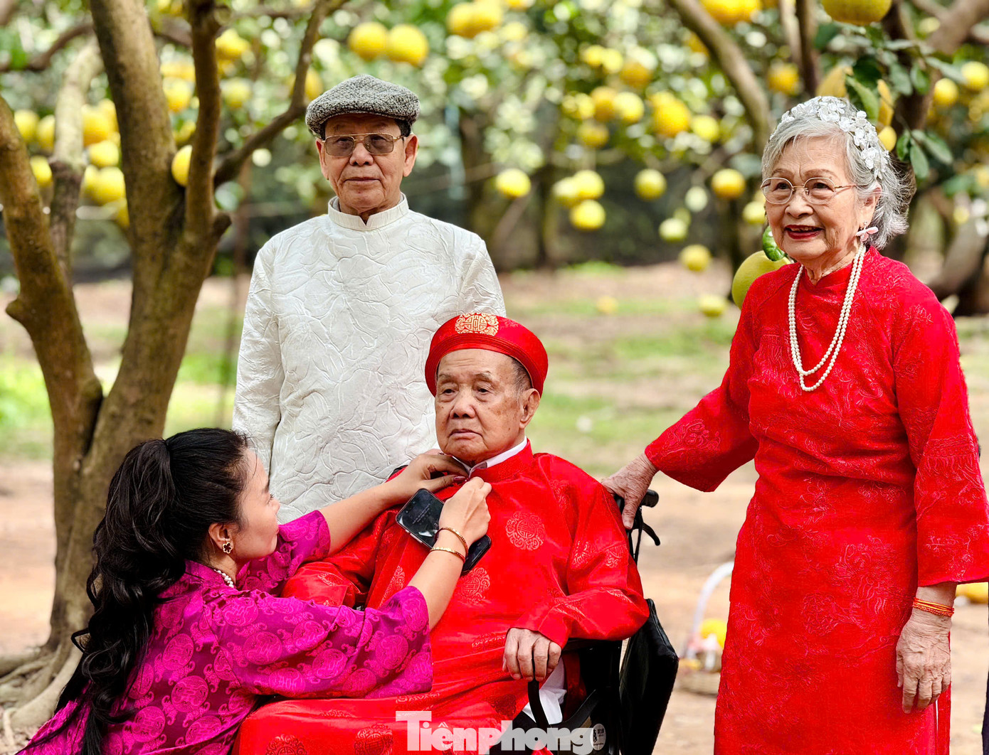 Nhiều gia đình cũng lựa chọn khung cảnh tuyệt đẹp nơi đây để lưu giữ khoảnh khắc trọng đại cho cả đại gia đình trong dịp kỷ niệm quan trọng.