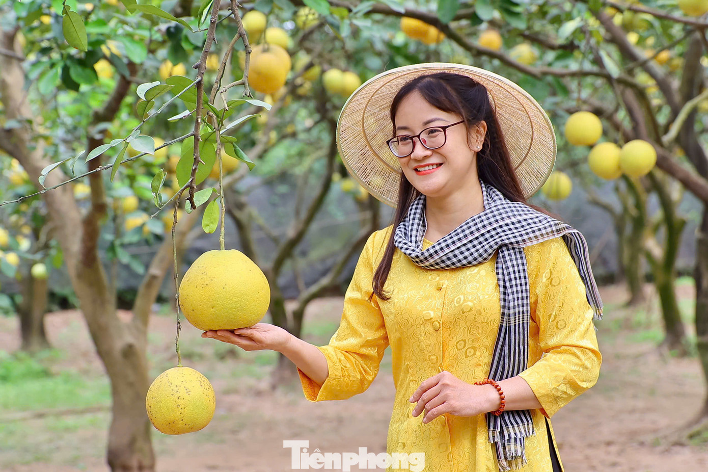 Để có những bức ảnh đẹp nhất tại vườn bưởi, nhiều nhóm bạn còn kỳ công đầu tư trang điểm và thuê nhiếp ảnh gia chuyên nghiệp đi cùng. Nhà vườn cũng có sẵn dịch vụ cho thuê trang phục, đạo cụ để phục vụ nhu cầu chụp ảnh của du khách tại đây,