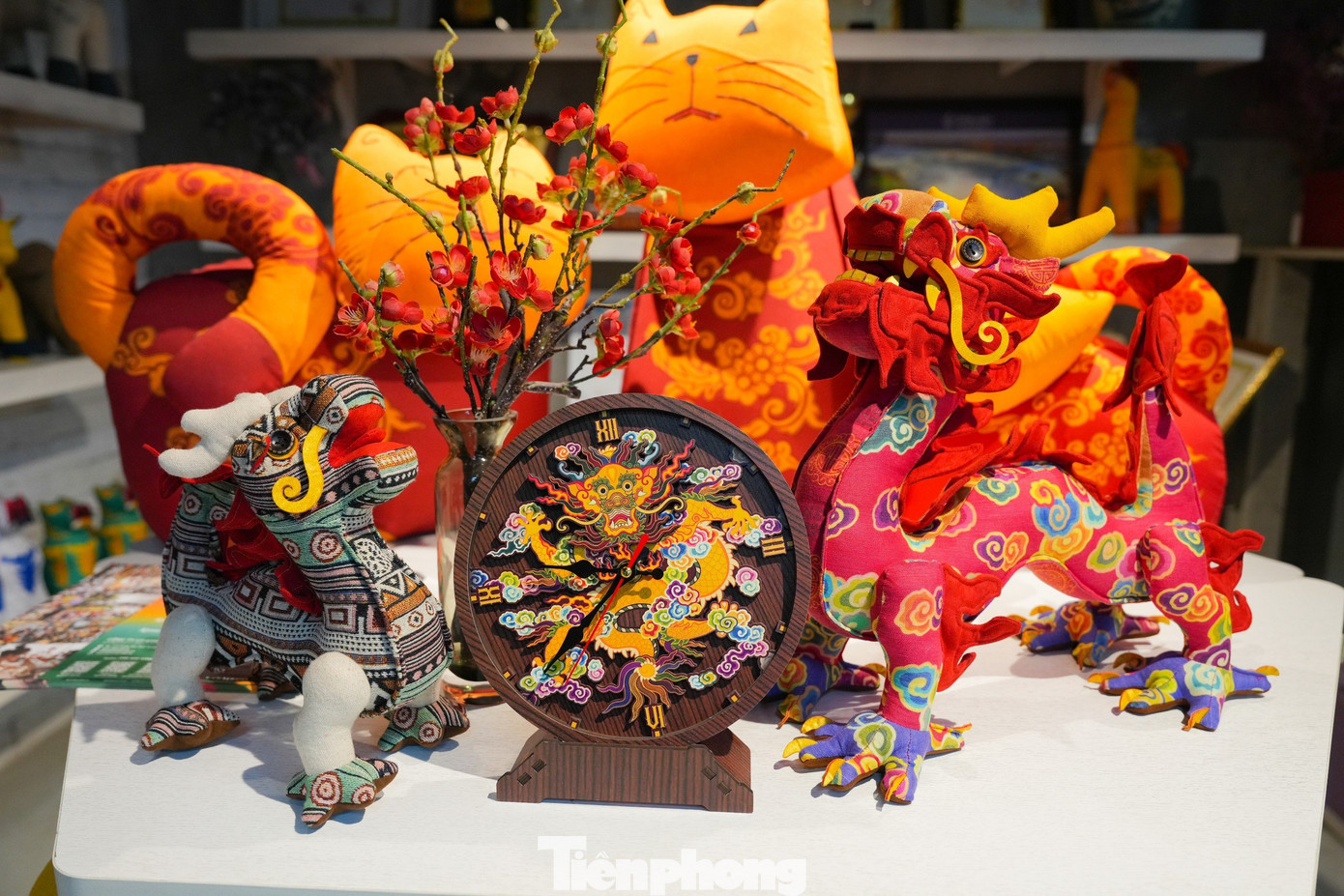 Năm nay xưởng cho ra mắt sản linh vật rồng nhồi bông. Mẫu rồng đặc biệt nhất đang được trưng bày có lớp ngoài bằng lụa và thổ cẩm, kết hợp tinh tế những nét họa tiết rồng truyền thống. Mỗi sản phẩm được những người thợ đặc biệt này làm trong khoảng 3,4 ngày.