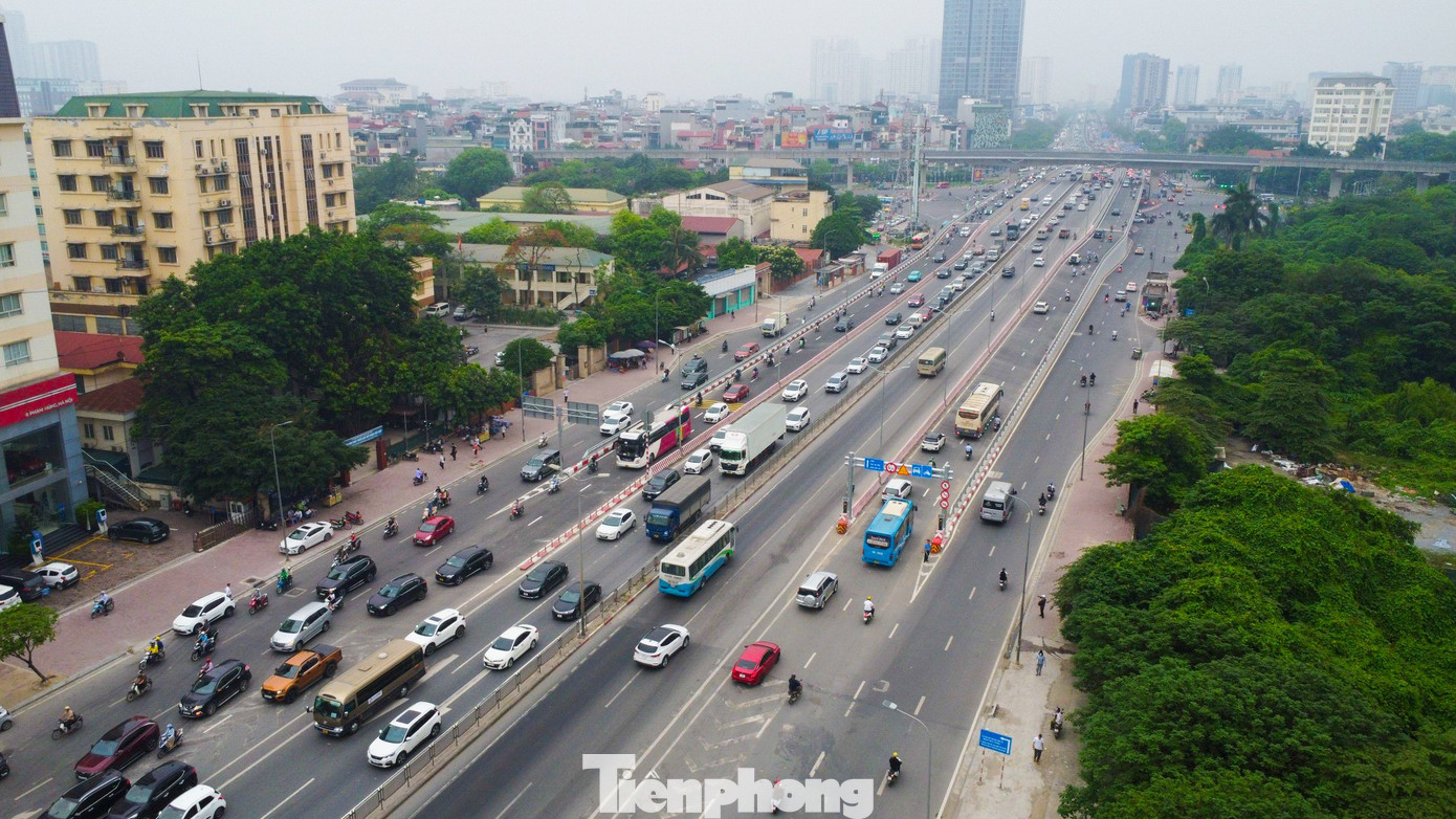 Các làn xe được tách biệt bởi dải phân cách cứng hoặc vạch sơn liền. Hiện cầu vượt Mai Dịch mở rộng có 8 làn xe, trong đó 4 làn xe ở cầu vượt bê tông cũ được dành cho ô tô lưu thông trên đường trên cao Vành đai 3, hai làn xe bên cạnh dành cho ô tô, xe máy lưu thông trong đô thị. Các làn xe được tách biệt bởi dải phân cách cứng hoặc vạch sơn liền. Hiện cầu vượt Mai Dịch mở rộng có 8 làn xe, trong đó 4 làn xe ở cầu vượt bê tông cũ được dành cho ô tô lưu thông trên đường trên cao Vành đai 3, hai làn xe bên cạnh dành cho ô tô, xe máy lưu thông trong đô thị.