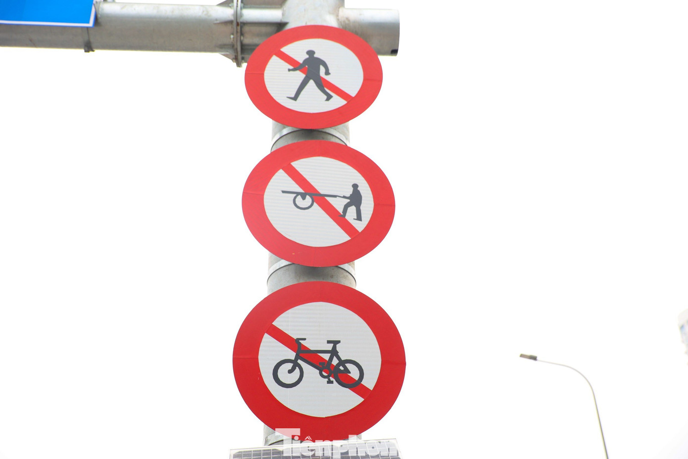 Theo phương án tổ chức giao thông do Sở Giao thông Vận tải Hà Nội công bố, cầu thép phía Hồ Tùng Mậu phục vụ ôtô và xe máy vượt qua nút giao Mai Dịch theo hướng Phạm Văn Đồng đi Phạm Hùng. Các phương tiện đi Phạm Văn Đồng sẽ theo hướng qua cầu thép hoặc đi thẳng qua nút giao theo chỉ dẫn của hệ thống đèn tín hiệu, vạch sơn và biển báo hiệu. Theo phương án tổ chức giao thông do Sở Giao thông Vận tải Hà Nội công bố, cầu thép phía Hồ Tùng Mậu phục vụ ôtô và xe máy vượt qua nút giao Mai Dịch theo hướng Phạm Văn Đồng đi Phạm Hùng. Các phương tiện đi Phạm Văn Đồng sẽ theo hướng qua cầu thép hoặc đi thẳng qua nút giao theo chỉ dẫn của hệ thống đèn tín hiệu, vạch sơn và biển báo hiệu.