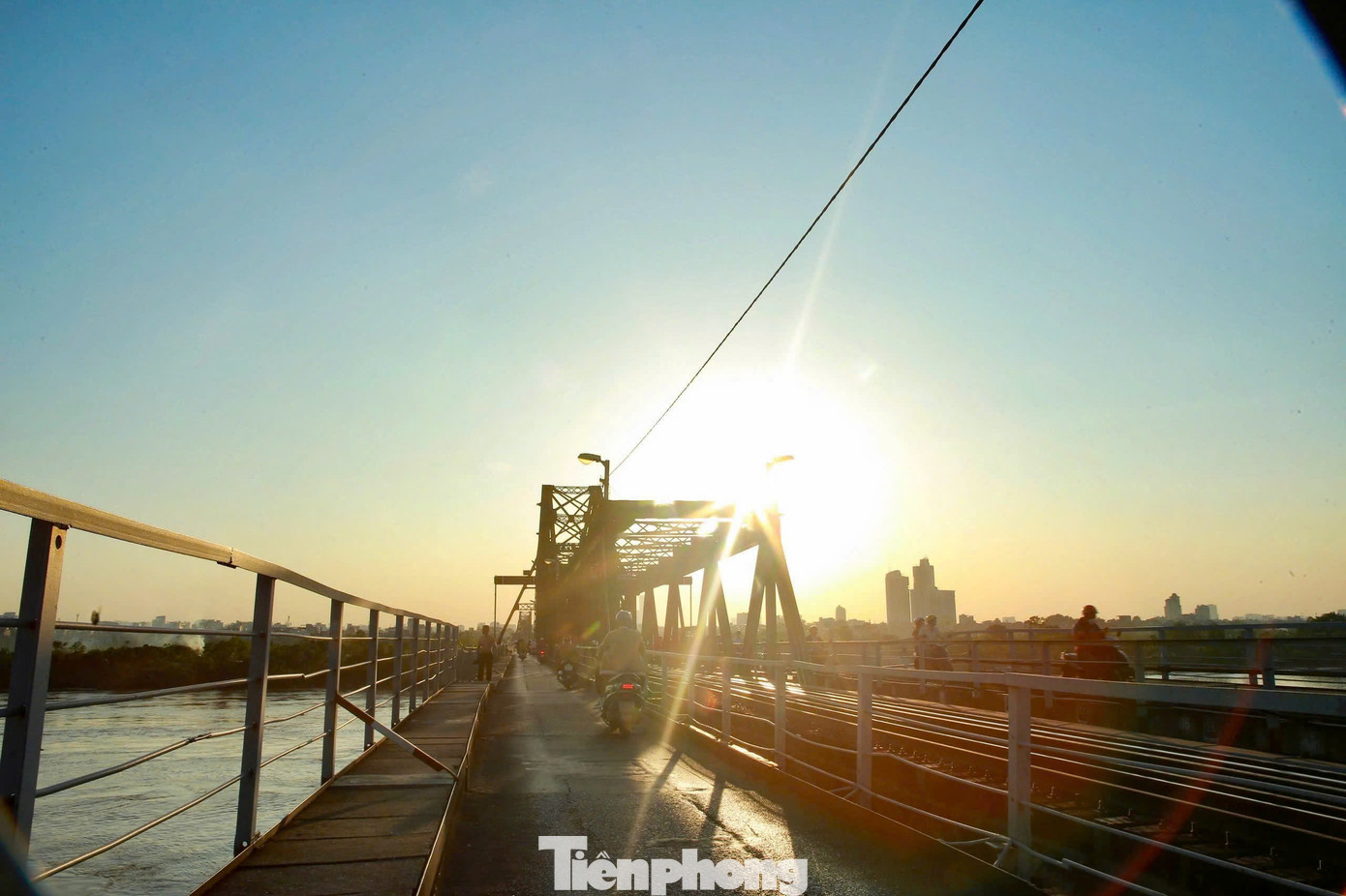 Cầu Long Biên đã tồn tại hơn 100 trăm qua và là “chứng nhân lịch sử” cho những cột mốc quan trọng của Thủ đô Hà Nội. 16h ngày 9/10/1954, những người lính Pháp cuối cùng đã rút qua cầu Long Biên, quân dân ta hoàn toàn kiểm soát Thủ đô. Sáng ngày 10/10/1954, Ủy ban Quân chính TP và các đơn vị quân đội nhân dân gồm có bộ binh, pháo binh, cao xạ, cơ giới… chia làm nhiều cánh lớn đã mở cuộc hành quân lịch sử tiến vào Hà Nội.