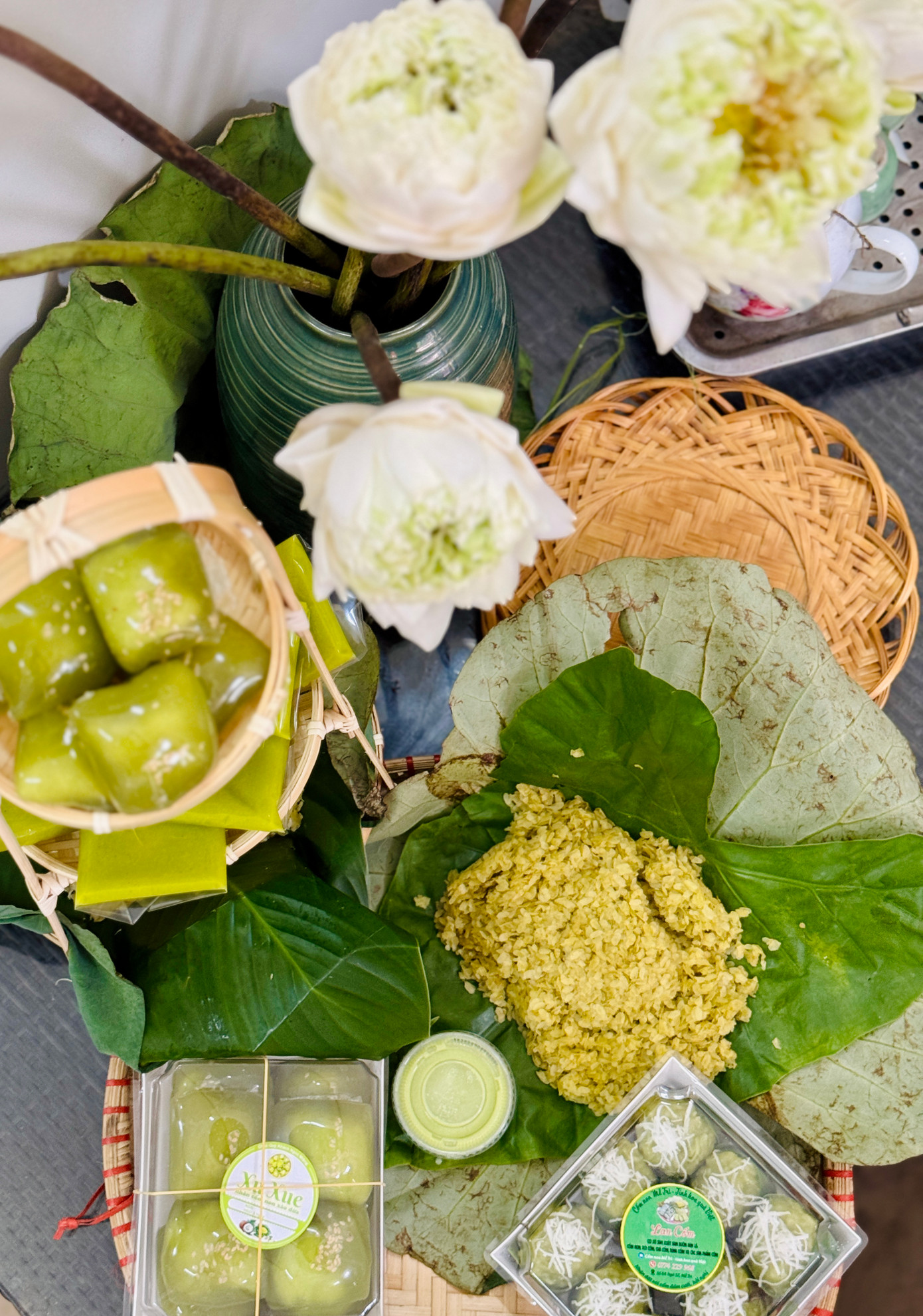 Hiện nay, các công đoạn làm cốm được làm trên máy móc giúp giảm được sức lao động, tạo ra sản phẩm nhiều mà chất lượng vẫn thơm ngon đảm bảo. Không chỉ có món cốm truyền thống, các mặt hàng như xôi cốm, bánh cốm, mochi... cũng được người tiêu dùng đón nhận nồng nhiệt.