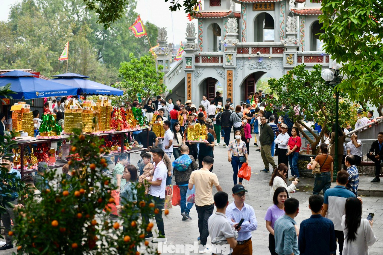 Đền Bà Chúa Kho là đền thờ Mẫu nằm lưng chừng núi Kho, thuộc phường Vũ Ninh, TP. Bắc Ninh. Ngôi đền từ lâu được người dân truyền tai nhau là nơi linh thiêng để đi "vay tiền", xin lộc đầu năm.