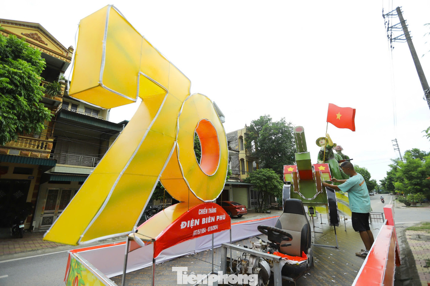 Mô hình đèn trung thu khổng lồ kỷ niệm 70 năm chiến thắng Điện Biên Phủ là điểm nhấn ấn tượng trong mùa lễ hội năm nay.