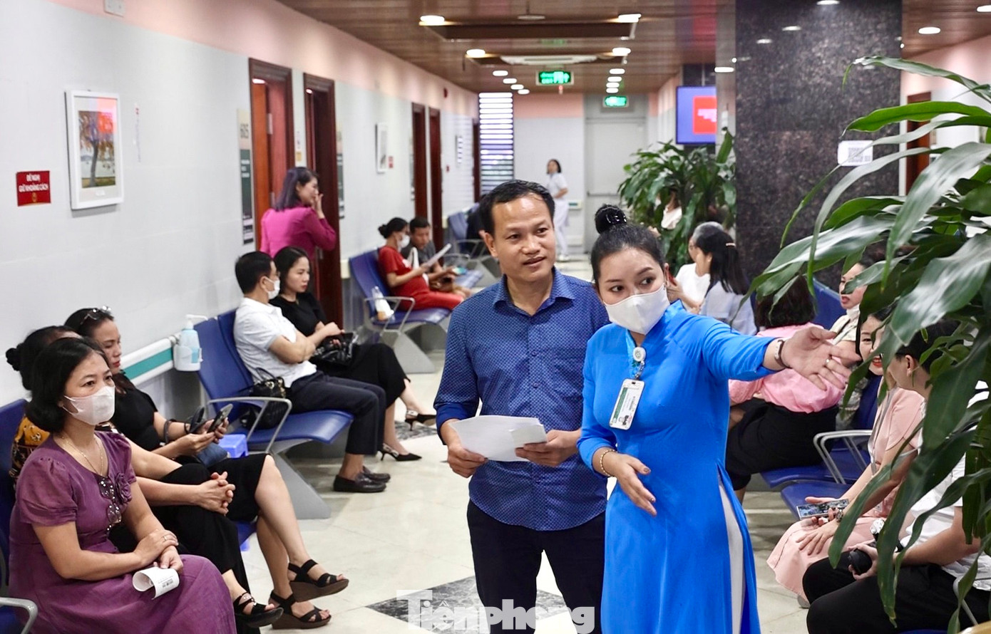 Ghi nhận của PV Tiền Phong, trong ngày đầu tiên đã có gần 300 người dân tới đăng ký khám bệnh ngoài giờ, không xảy ra tình trạng quá tải.