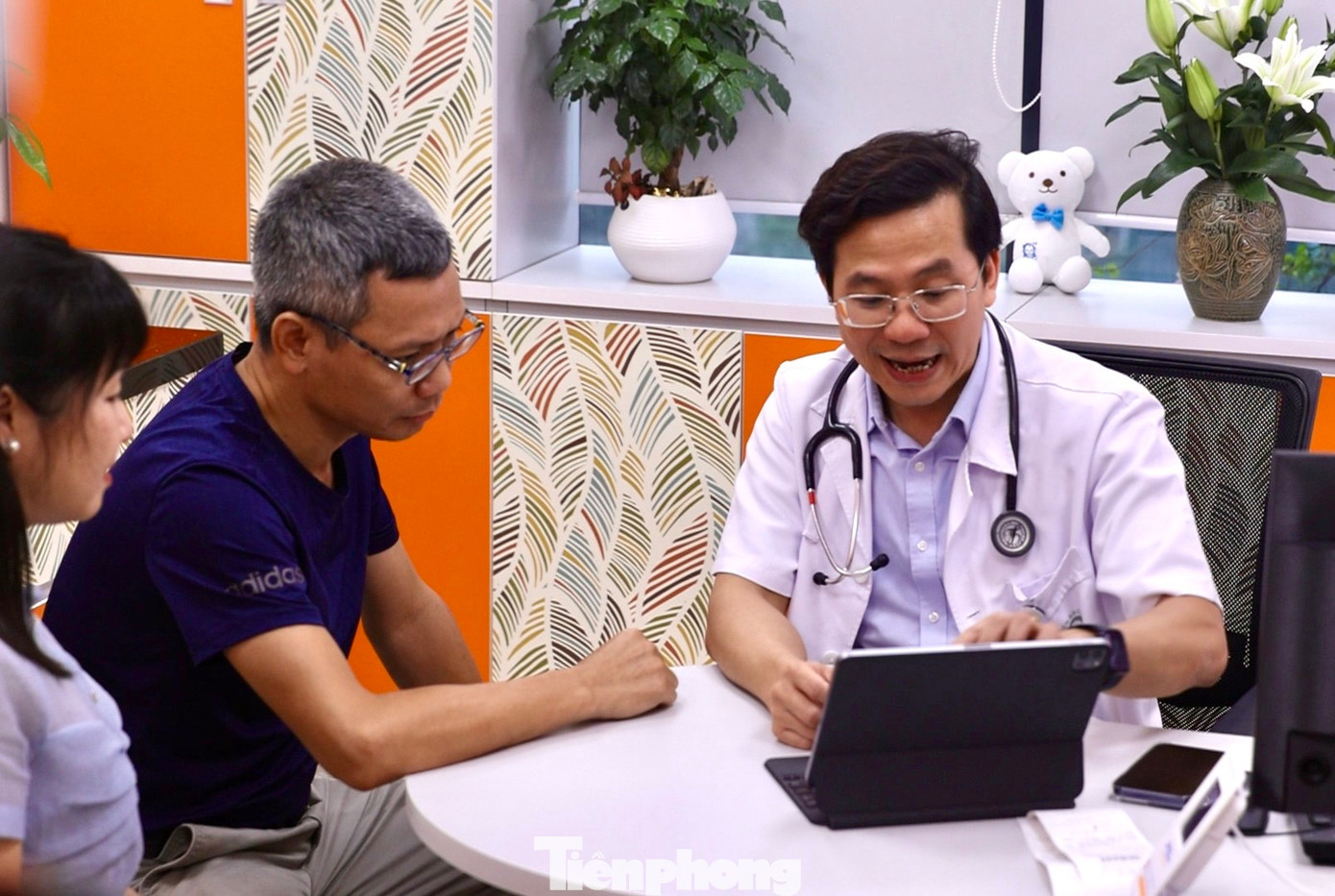 PGS.TS. Vũ Văn Giáp, Phó Giám đốc Bệnh viện Bạch Mai cho biết: "Chúng tôi đảm bảo tất cả các khâu để người dân được đến khám thuận lợi nhất, đầy đủ các chuyên khoa, xét nghiệm, chẩn đoán hình ảnh, chụp chiếu, nội soi và thăm dò chức năng như ban ngày. Về chi phí khám chữa bệnh, Bệnh viện Bạch Mai cũng đã gửi công văn lên Bộ Y tế đề xuất có thể khám chữa bệnh bảo hiểm y tế ngoài giờ, người bệnh có thẻ hoặc có giấy chuyển tuyến được hưởng BHYT".