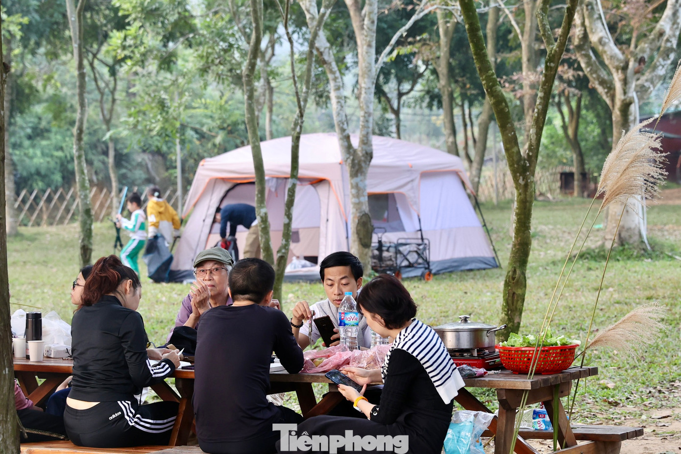Hầu hết các gia đình đều trang bị đủ các dụng cụ cắm trại chuyên dụng như lều, bạt trải, bàn ghế xếp... đảm bảo cho 2-3 ngày ở trong rừng.