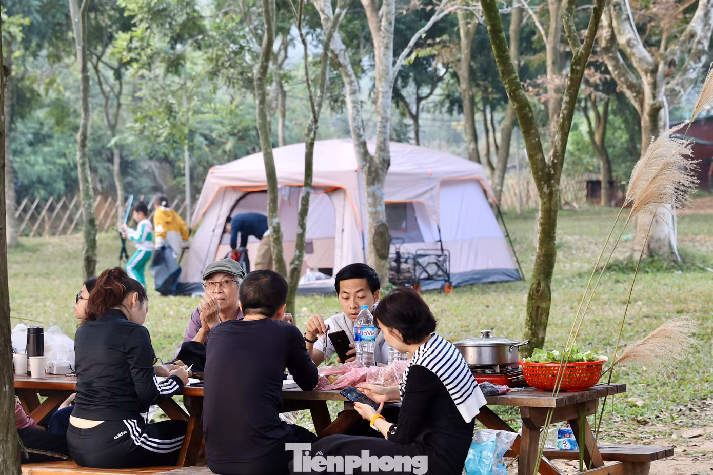 Hầu hết các gia đình đều trang bị đủ các dụng cụ cắm trại chuyên dụng như lều, bạt trải, bàn ghế xếp... đảm bảo cho 2-3 ngày ở trong rừng.
