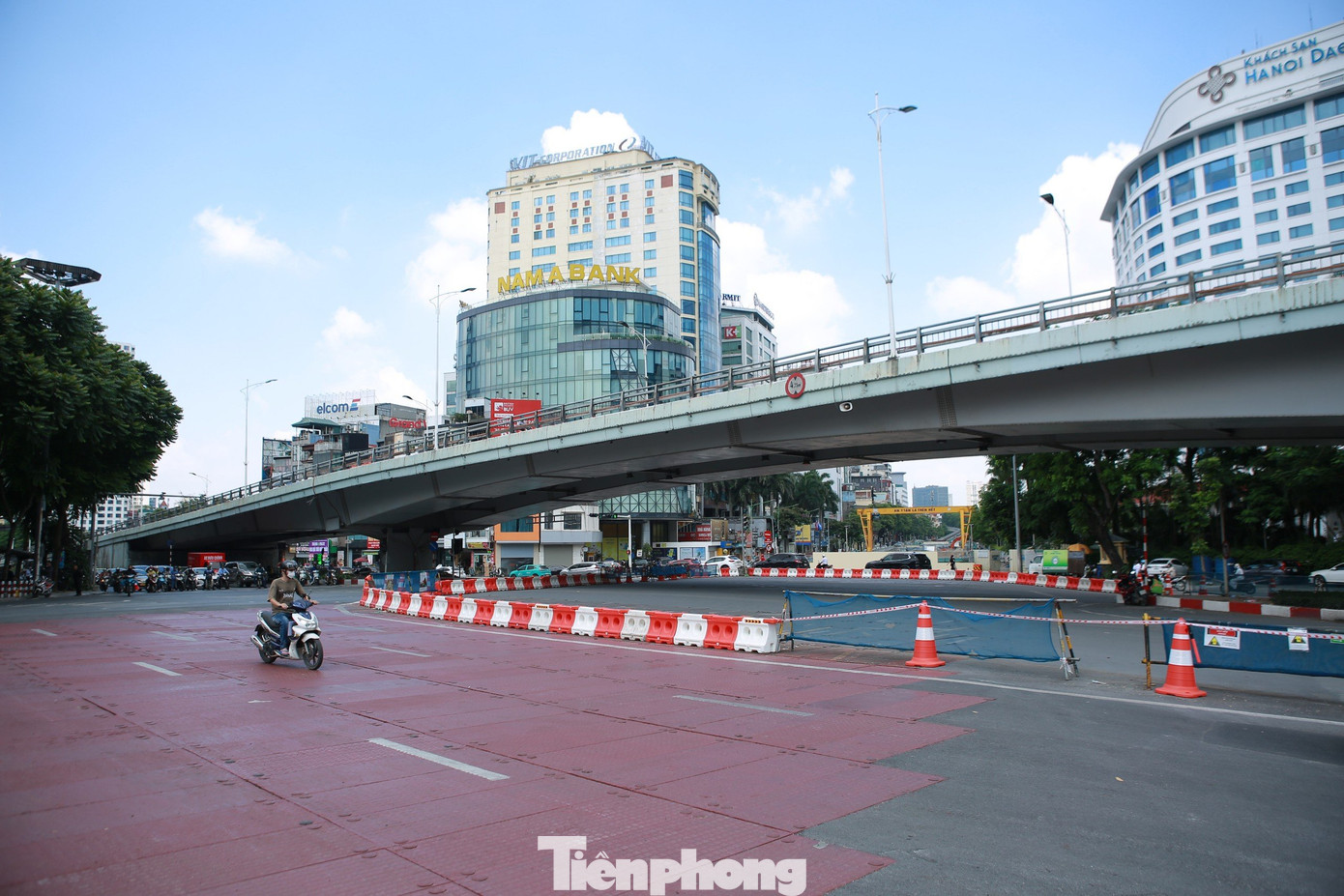 Dưới gầm cầu vượt Nguyễn Chí Thanh sẽ được rào chắn cố định bằng tôn cao 1,8 m. Tại những vị trí hạn chế tầm nhìn, hàng rào tôn sẽ được bố trí hệ thống lưới B40 để tránh xung đột giao thông và đảm bảo an toàn cho các phương tiện lưu thông. Vị trí rào chắn được lắp dựng tạo thành đảo giao thông với chiều dài 50 m, chiều rộng 50 m. Đảo giao thông đảm bảo bề rộng mặt đường người dân di chuyển tối thiểu 10,5 m và trên cầu tạm 2 tối thiểu 11,25 m.