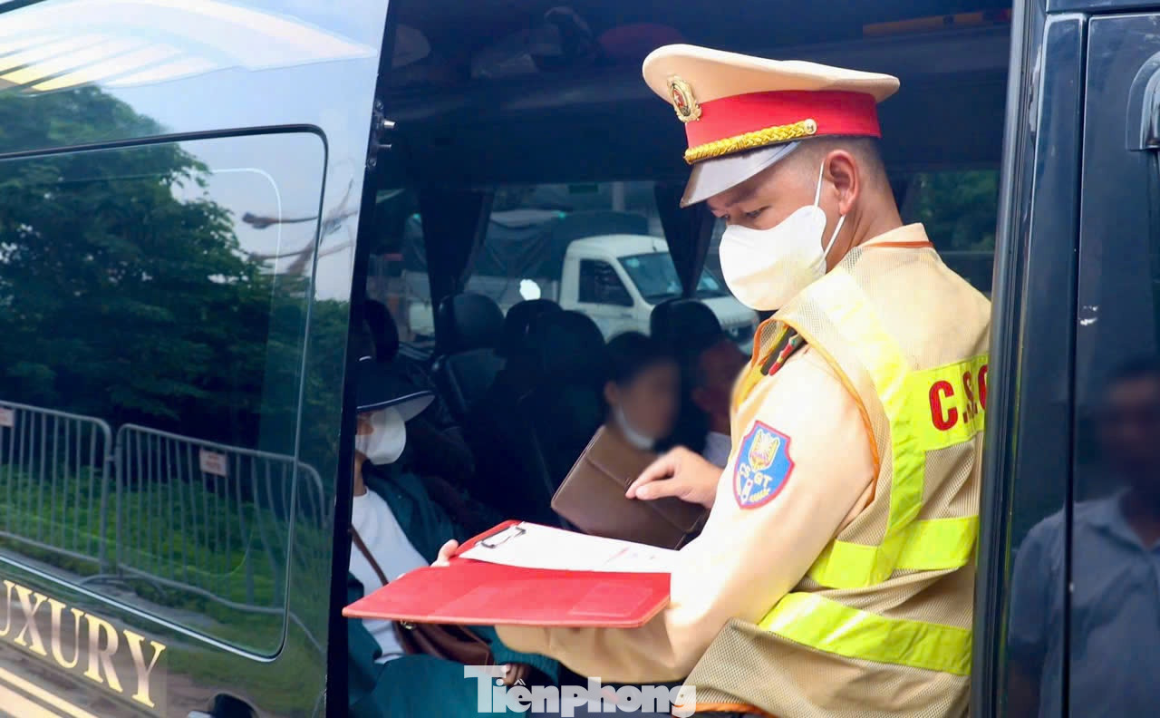 Sau khi được xem lại hình ảnh vi phạm, tài xế đã "không thể chối cãi", nhận lỗi và chấp nhận ký vào biên bản vi phạm.