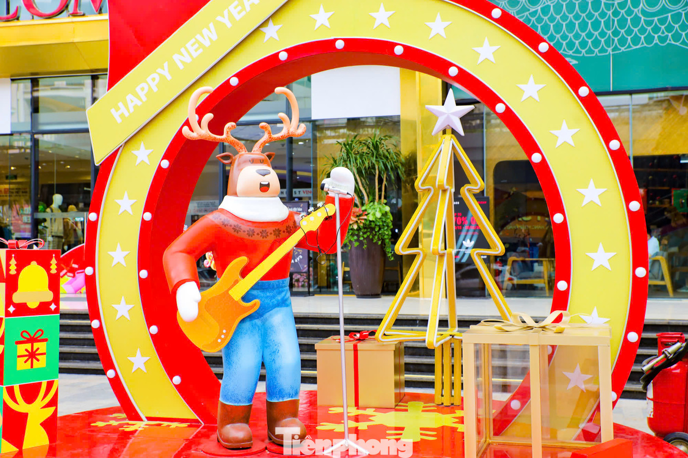 Khu vực trang trí thường nằm ngay mặt tiền của các trung tâm thương mại để thu hút sự chú ý của khách hàng.