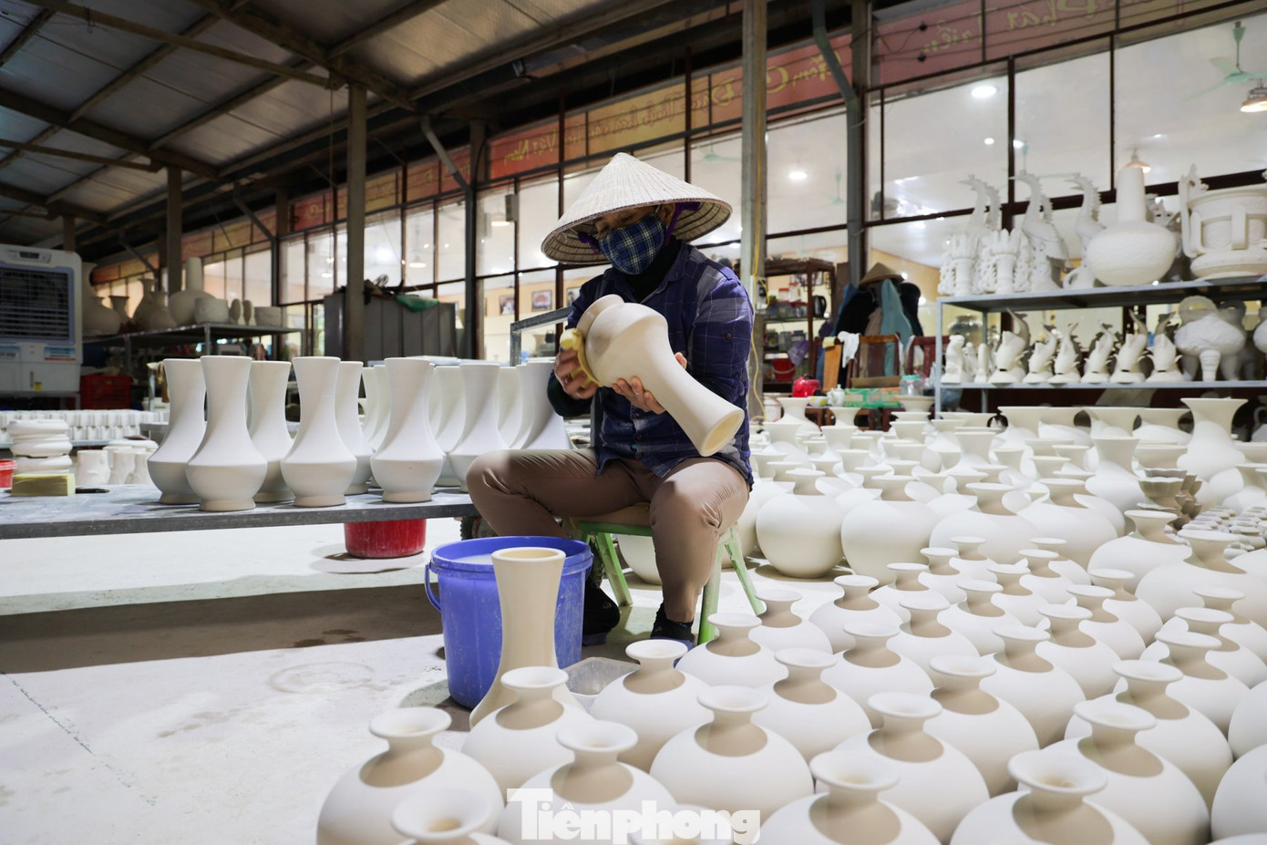 Bên cạnh sản phẩm nghệ thuật Rồng vàng Phú quý, các người nghệ nhân còn chế tác một số sản phẩm truyền thống như; bát hương, bình lọ, đĩa cảnh… theo lối vẽ cổ gần gũi với đời sống của người Việt.