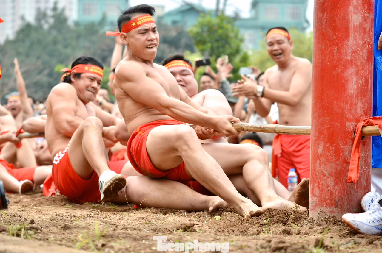 Điểm độc đáo của nghi thức này là các đội tham gia ngồi trên nền đất để kéo, người kéo co ngồi chân co chân duỗi và ngồi xen kẽ, người quay mặt bên này, người bên kia của dây.