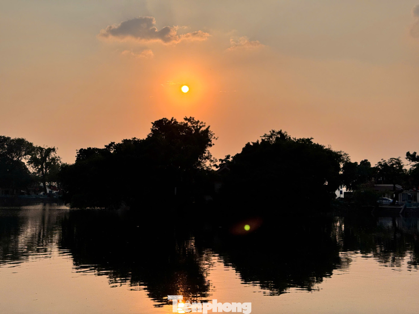Một du khách cho biết: “Tôi rất bất ngờ khi thấy có một hòn đảo nhỏ giữa Hà Nội mà lại có nhiều chim sống đến vậy". Một du khách cho biết: “Tôi rất bất ngờ khi thấy có một hòn đảo nhỏ giữa Hà Nội mà lại có nhiều chim sống đến vậy".