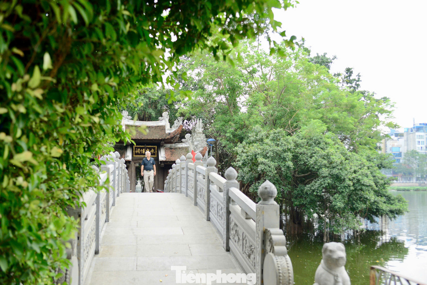 Đền Thủy Trung Tiên nằm trên đảo giữa lòng hồ Trúc Bạch. Hòn đảo này trước đây từng được gọi là “đảo cò” vì có nhiều chim về làm tổ. Đền Thủy Trung Tiên nằm trên đảo giữa lòng hồ Trúc Bạch. Hòn đảo này trước đây từng được gọi là “đảo cò” vì có nhiều chim về làm tổ.