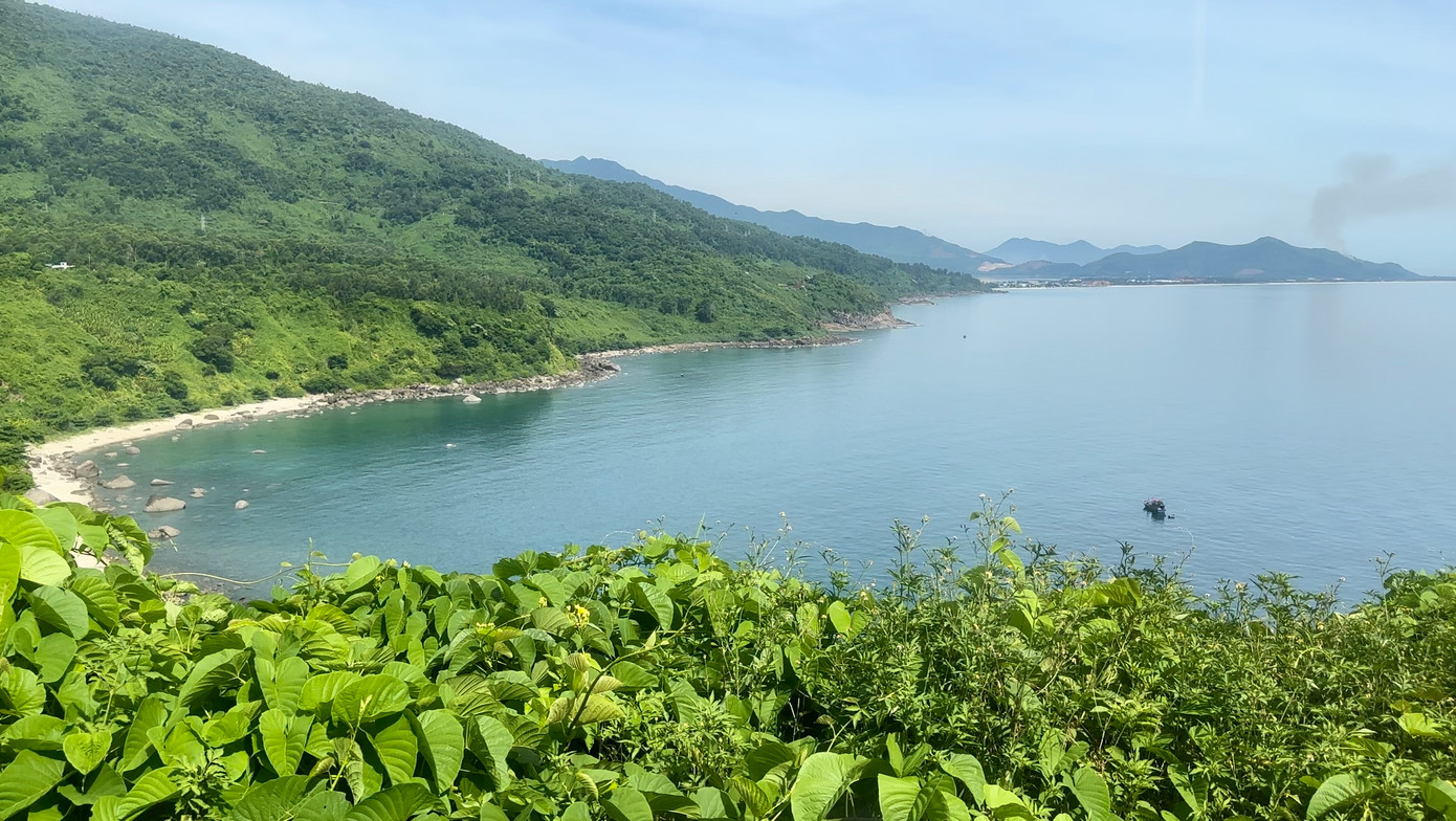 Đoàn tàu du lịch giữa tỉnh Thừa Thiên Huế với TP. Đà Nẵng đã mở ra những trải nghiệm mới mẻ, độc đáo cho du khách trong nước và quốc tế. Đoàn tàu gồm 5 toa xe được trang bị ghế mềm điều hòa và 1 toa sinh hoạt cộng đồng.