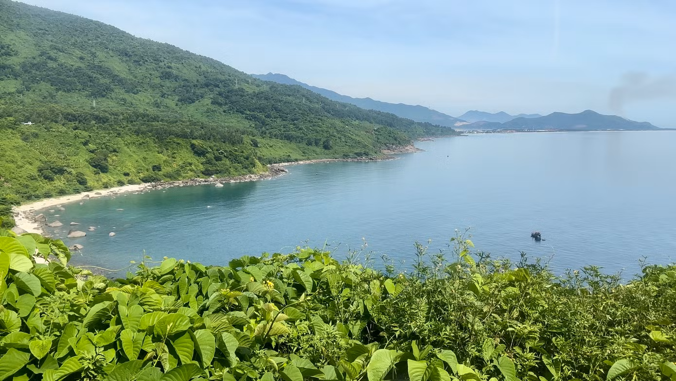 Đoàn tàu du lịch giữa tỉnh Thừa Thiên Huế với TP. Đà Nẵng đã mở ra những trải nghiệm mới mẻ, độc đáo cho du khách trong nước và quốc tế. Đoàn tàu gồm 5 toa xe được trang bị ghế mềm điều hòa và 1 toa sinh hoạt cộng đồng.