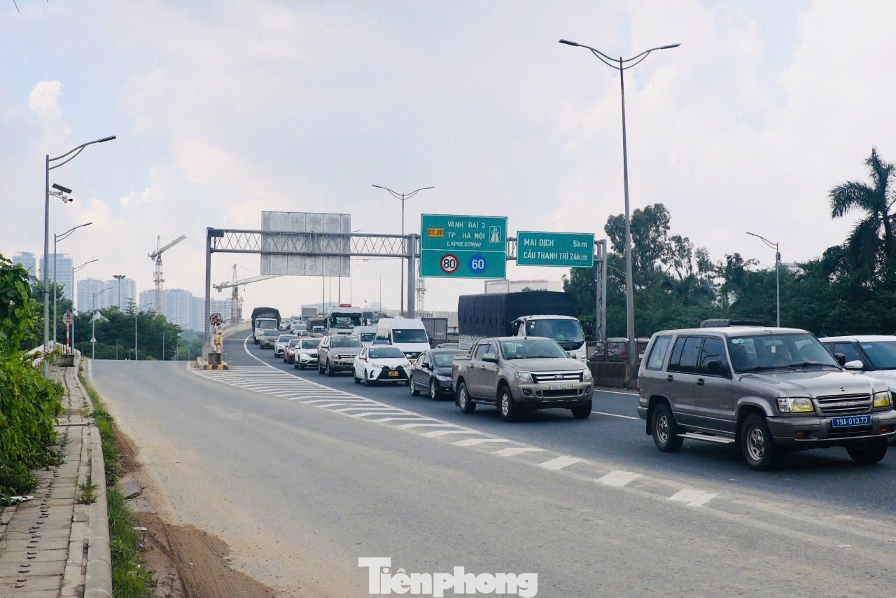 Ngày 26/8, tổ công tác của Đội CSGT đường bộ số 6 (Phòng CSGT Công an thành phố Hà Nội) triển khai lực lượng xử lý tài xế xe máy cố tình đi lên cao tốc và ô tô đi vào làn khẩn cấp của đường vành đai 3 trên cao.