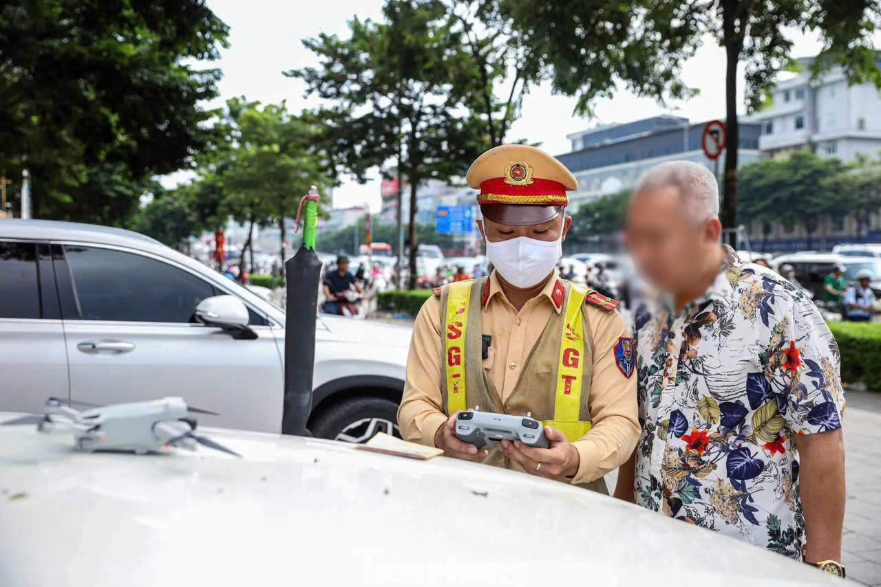 Sau khi được xem lại hình ảnh vi phạm, tài xế đã "không thể chối cãi", nhận lỗi và chấp nhận ký vào biên bản vi phạm.