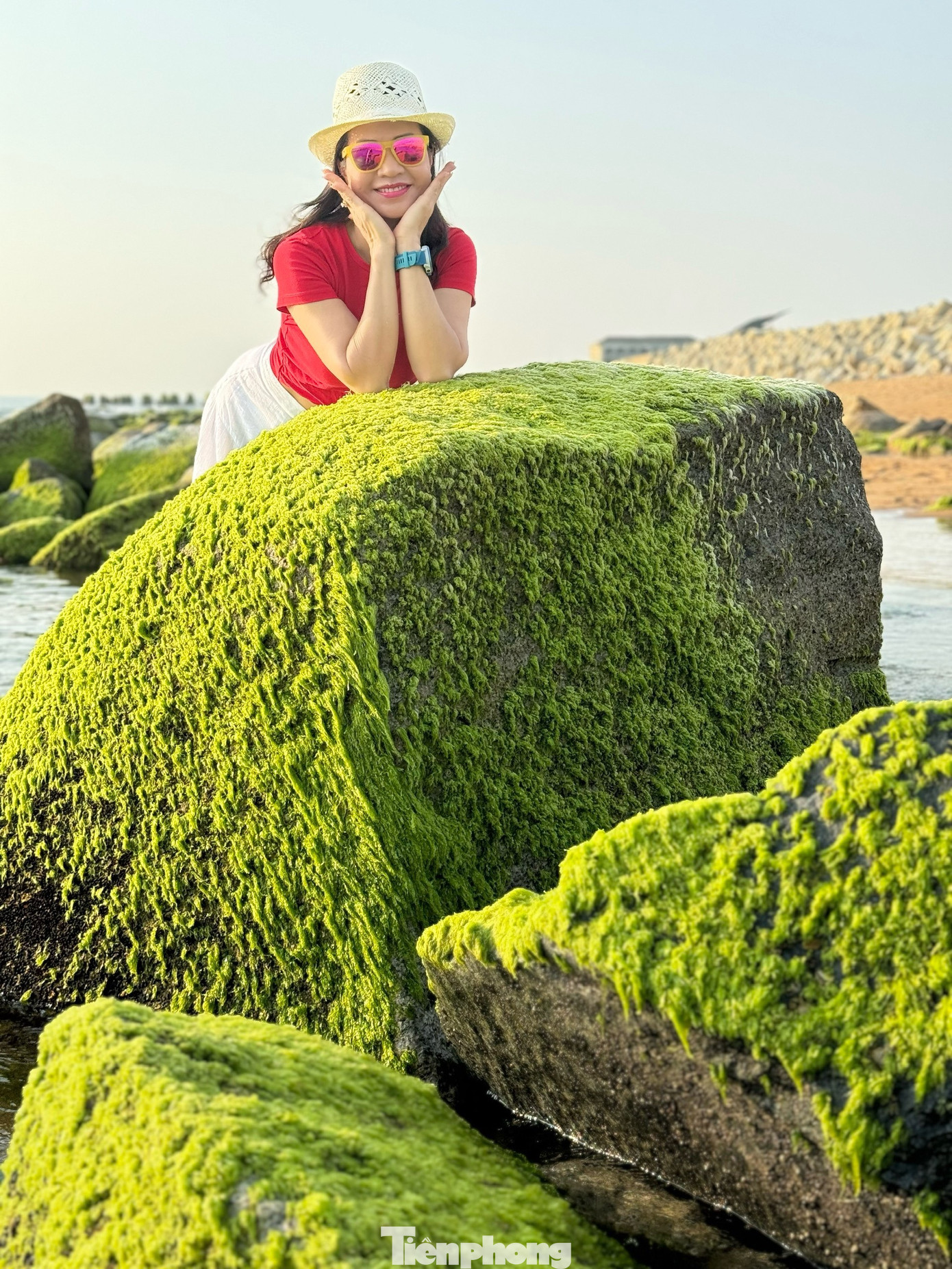 Chị Kim Bích đến từ Hà Nội cho biết: "Đây là lần thứ 3 tôi tham gia giải chạy Tiền Phong Marathon, sau khi kết thúc giải chạy tôi dành thêm thời gian để khám phá thiên nhiên, cảnh sắc của Phú Yên. Bãi rêu Xóm Rớ thực sự rất đẹp, không bõ công lặn lội đi từ 5h sáng".