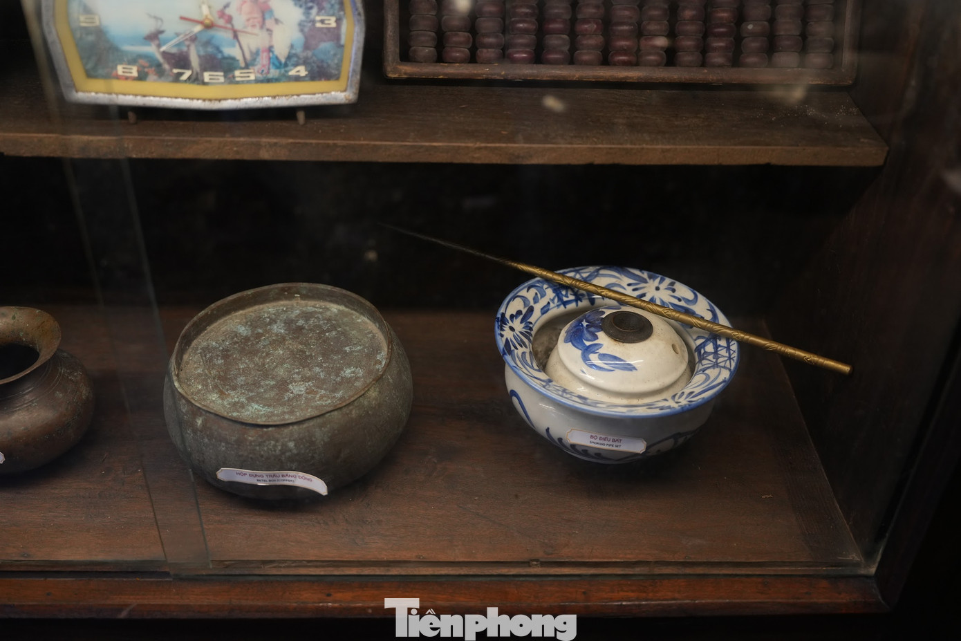 Khu vực bếp với những vật dụng quen thuộc của bất kì một gia đình Hà Nội nào ở những năm 80, 90 của thế kỷ trước. Một căn bếp đơn sơ với kiềng, củi, nồi chảo gang, chày cối, phích, bếp dầu hoả... được tái hiện sinh động trong dự án.